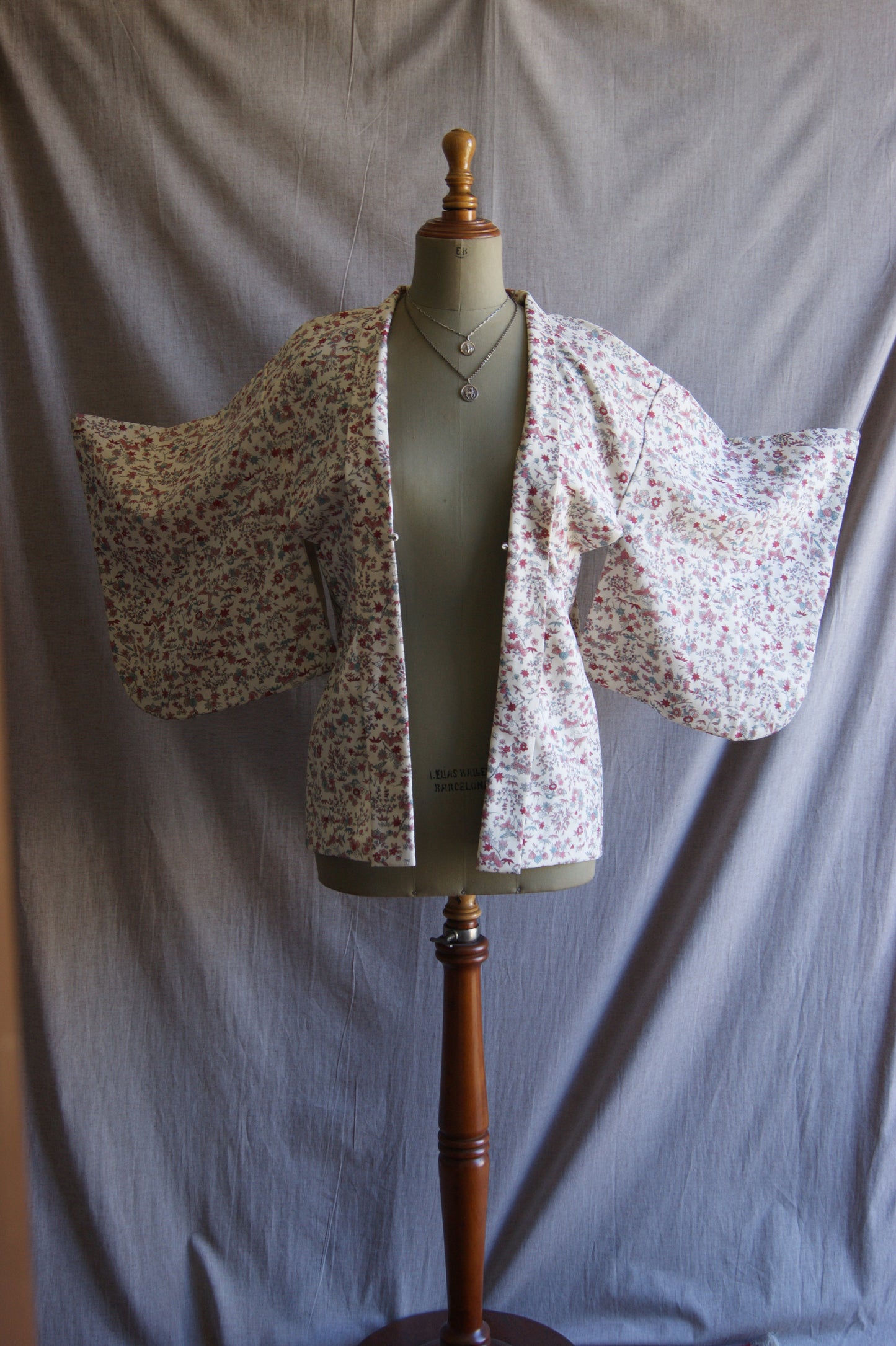 1970s Japanese Floral Ivory Hand-Crafted Haori Kimono Jacket