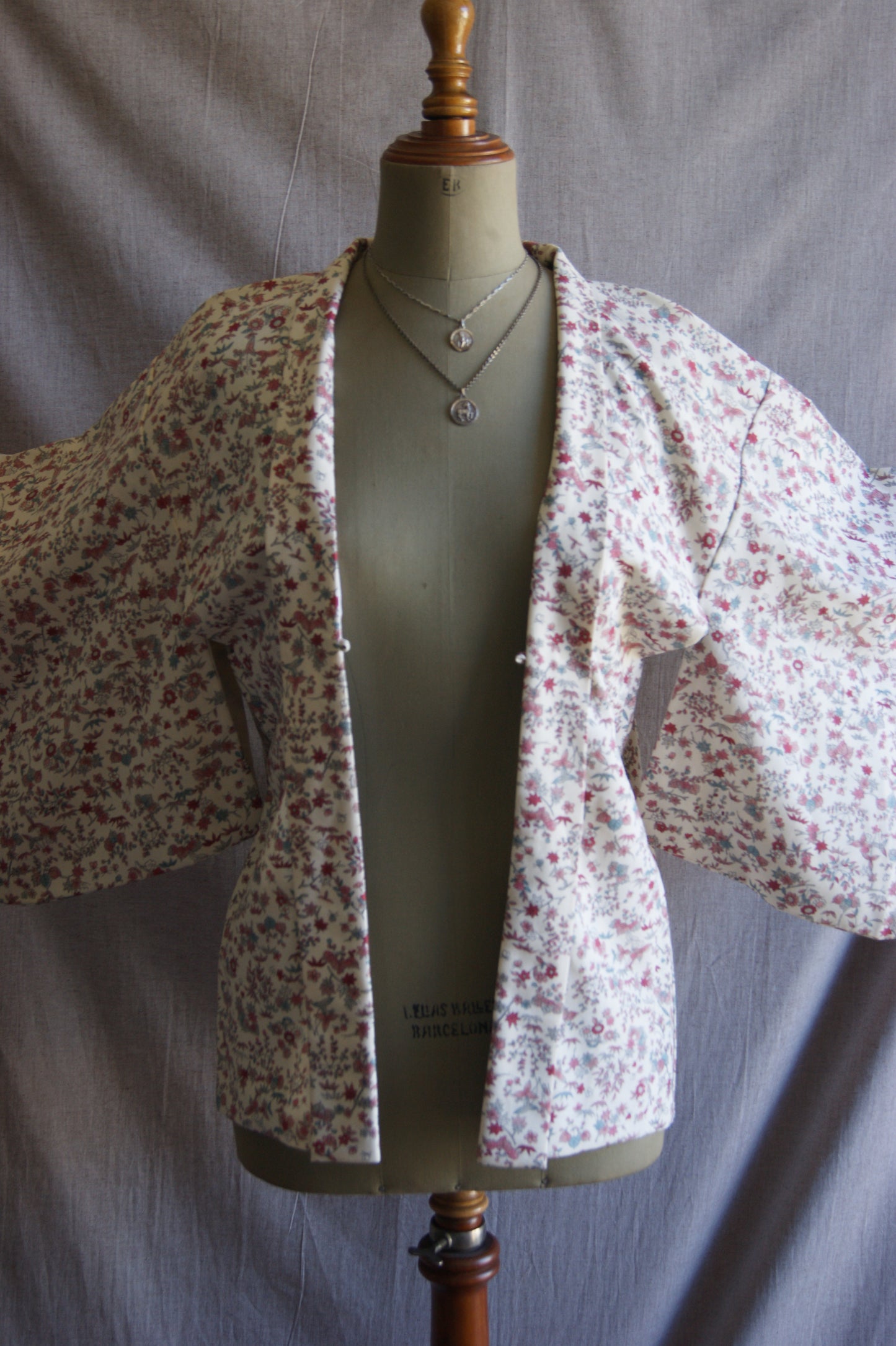 1970s Japanese Floral Ivory Hand-Crafted Haori Kimono Jacket