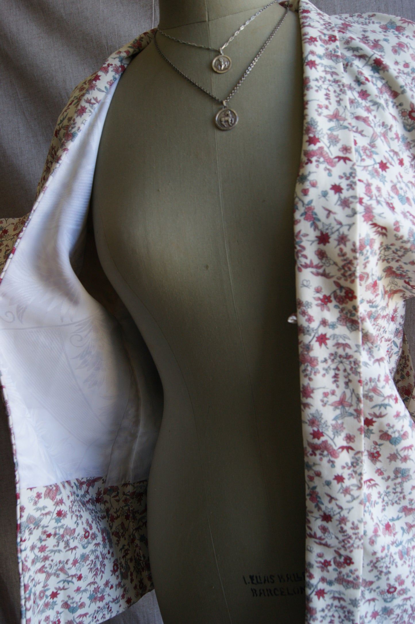 1970s Japanese Floral Ivory Hand-Crafted Haori Kimono Jacket