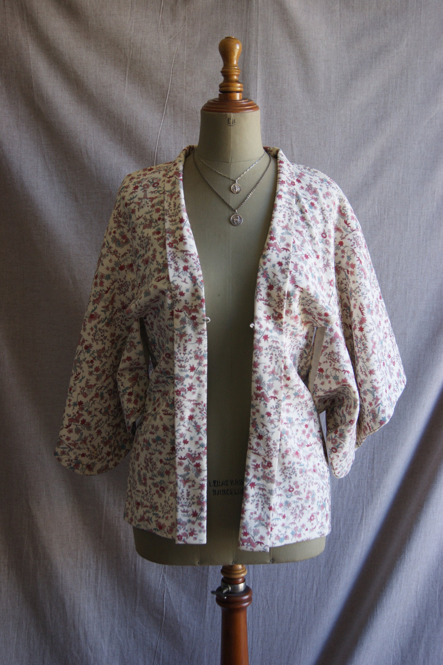 1970s Japanese Floral Ivory Hand-Crafted Haori Kimono Jacket