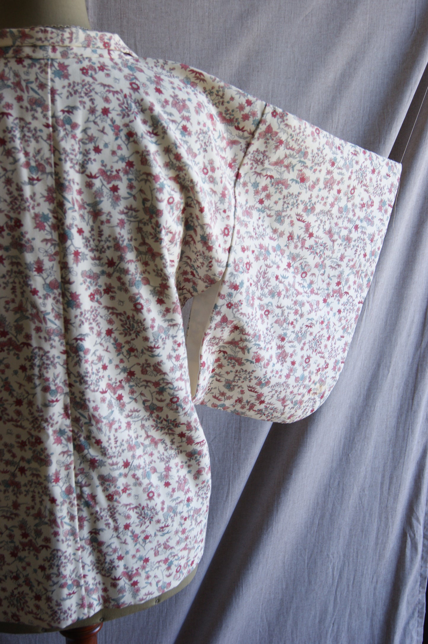 1970s Japanese Floral Ivory Hand-Crafted Haori Kimono Jacket