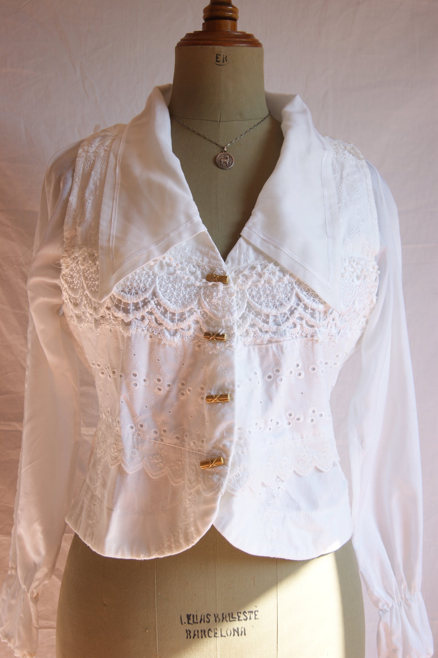1980s Cotton Blouse with Lace Collar and Eyelet Details - M