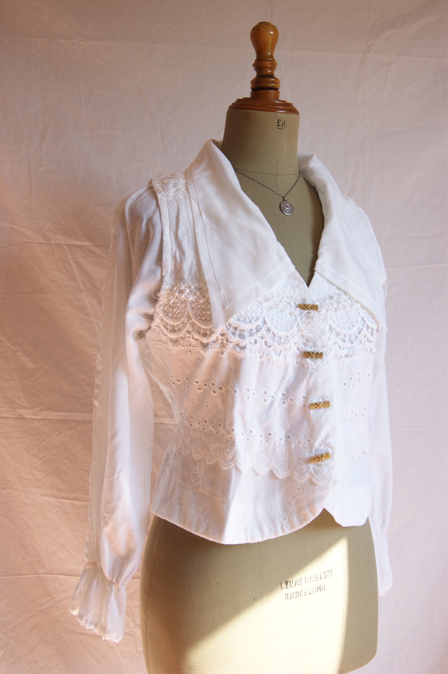 1980s Cotton Blouse with Lace Collar and Eyelet Details - M