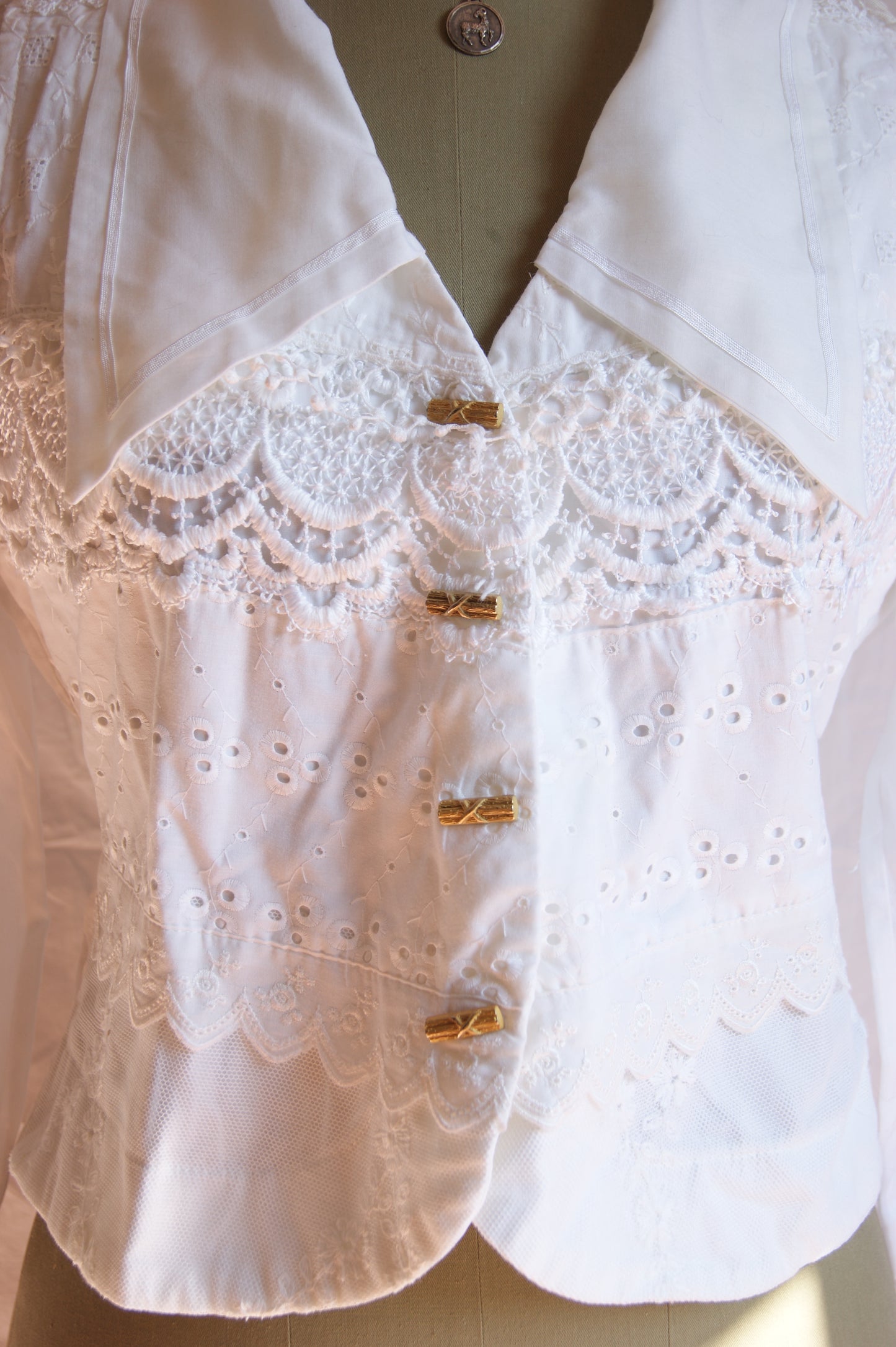1980s Cotton Blouse with Lace Collar and Eyelet Details - M
