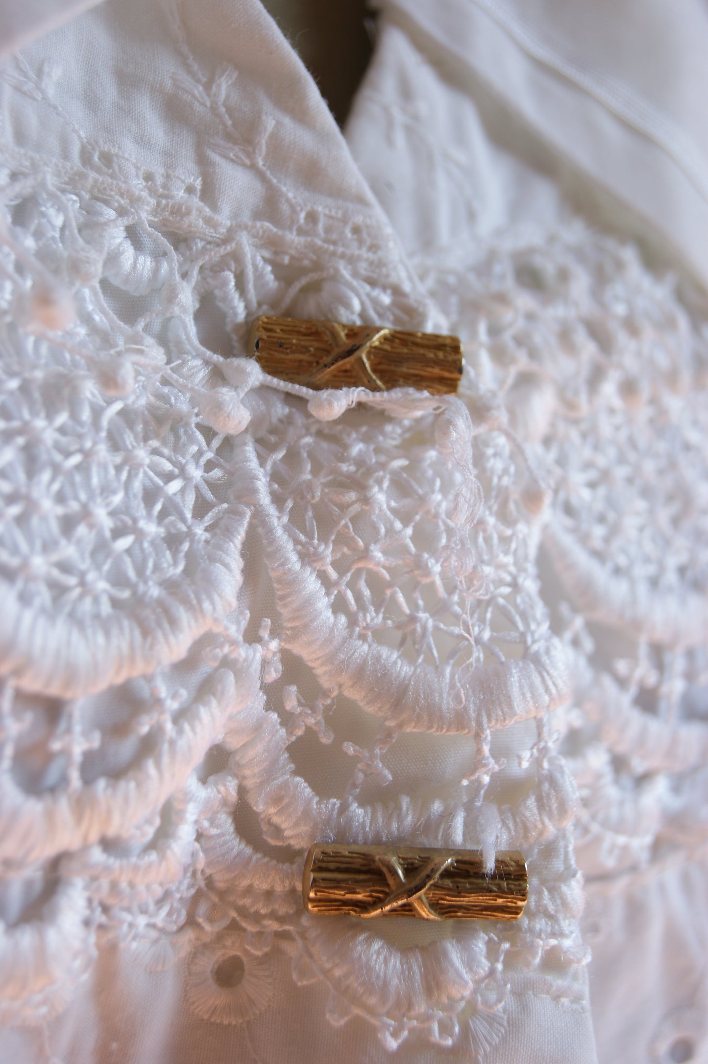 1980s Cotton Blouse with Lace Collar and Eyelet Details - M