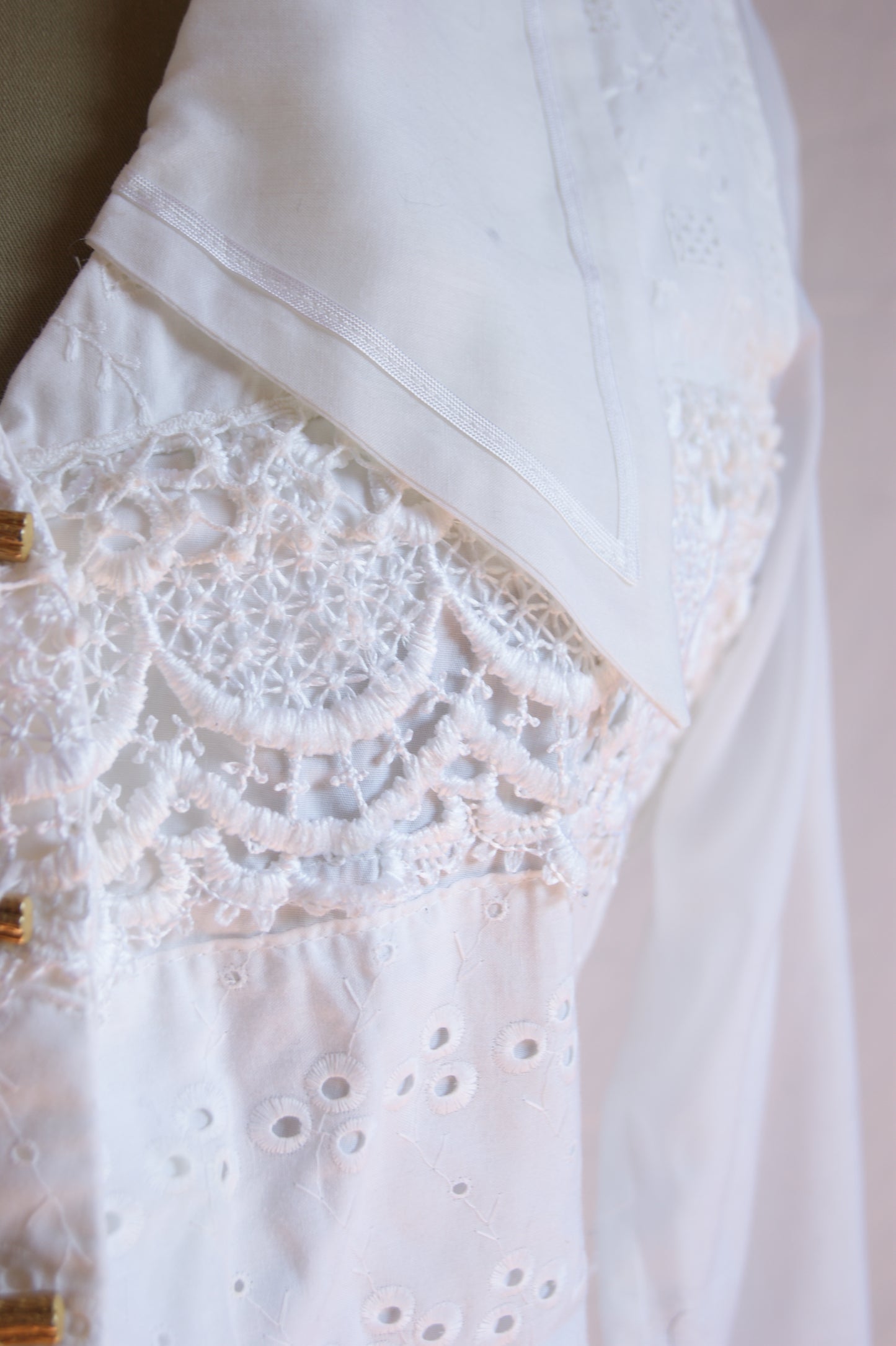 1980s Cotton Blouse with Lace Collar and Eyelet Details - M