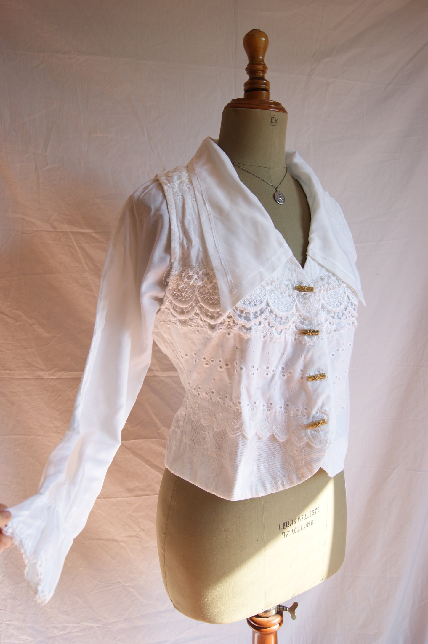 1980s Cotton Blouse with Lace Collar and Eyelet Details - M