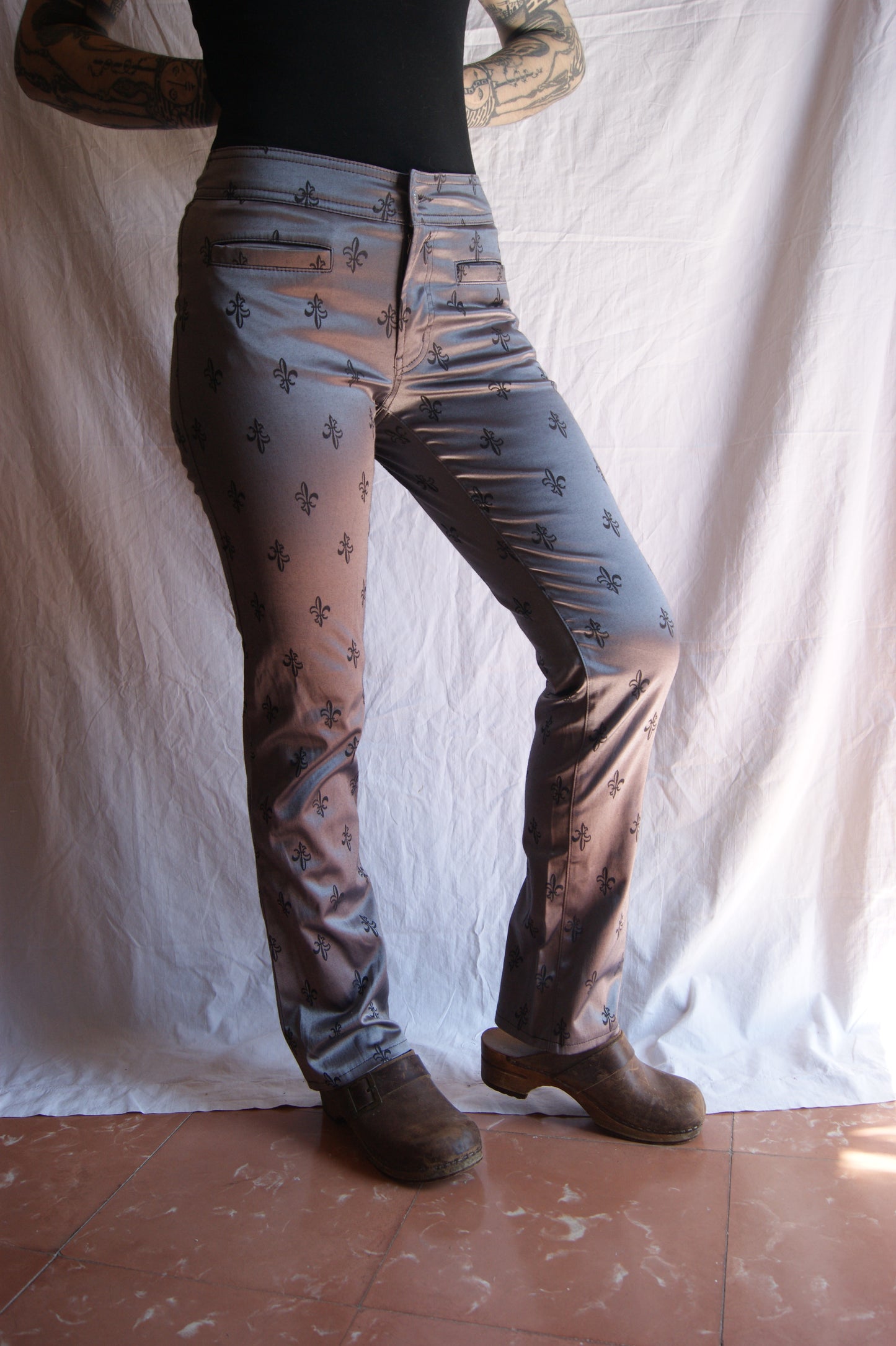 1990s Medieval Fleur-de-Lis Stretch Trousers - S/M
