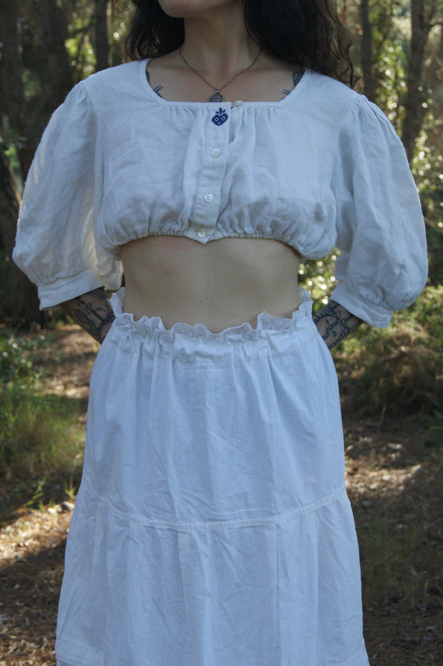 1970s Hand-Embroidered Folk Cotton Crop Blouse with Gathered Sleeves - S/M