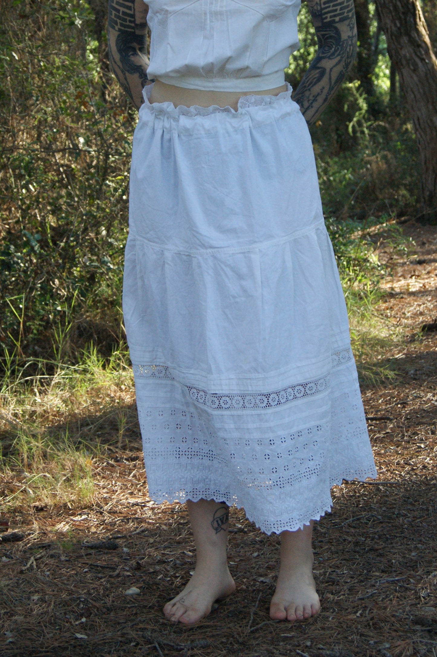 1930s Hand-Crafted White Cotton Tiered Peasant Skirt with Eyelet Lace Hem - S/M