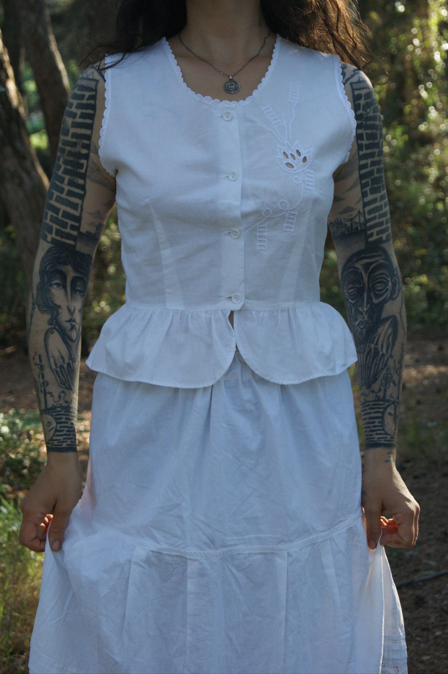 1960s White Cotton Sleeveless Blouse with Cutwork Embroidered Floral Motif - M