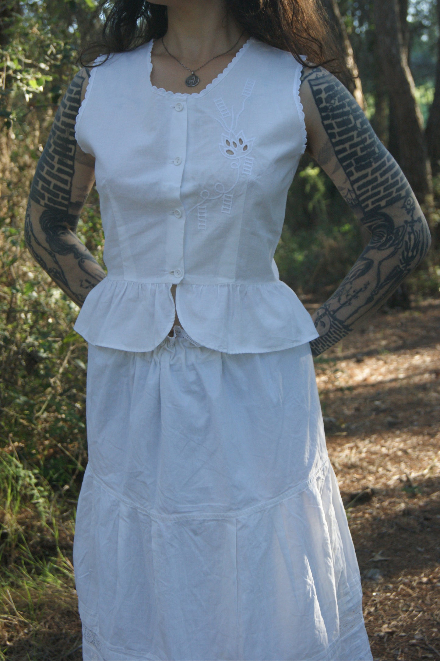 1960s White Cotton Sleeveless Blouse with Cutwork Embroidered Floral Motif - M