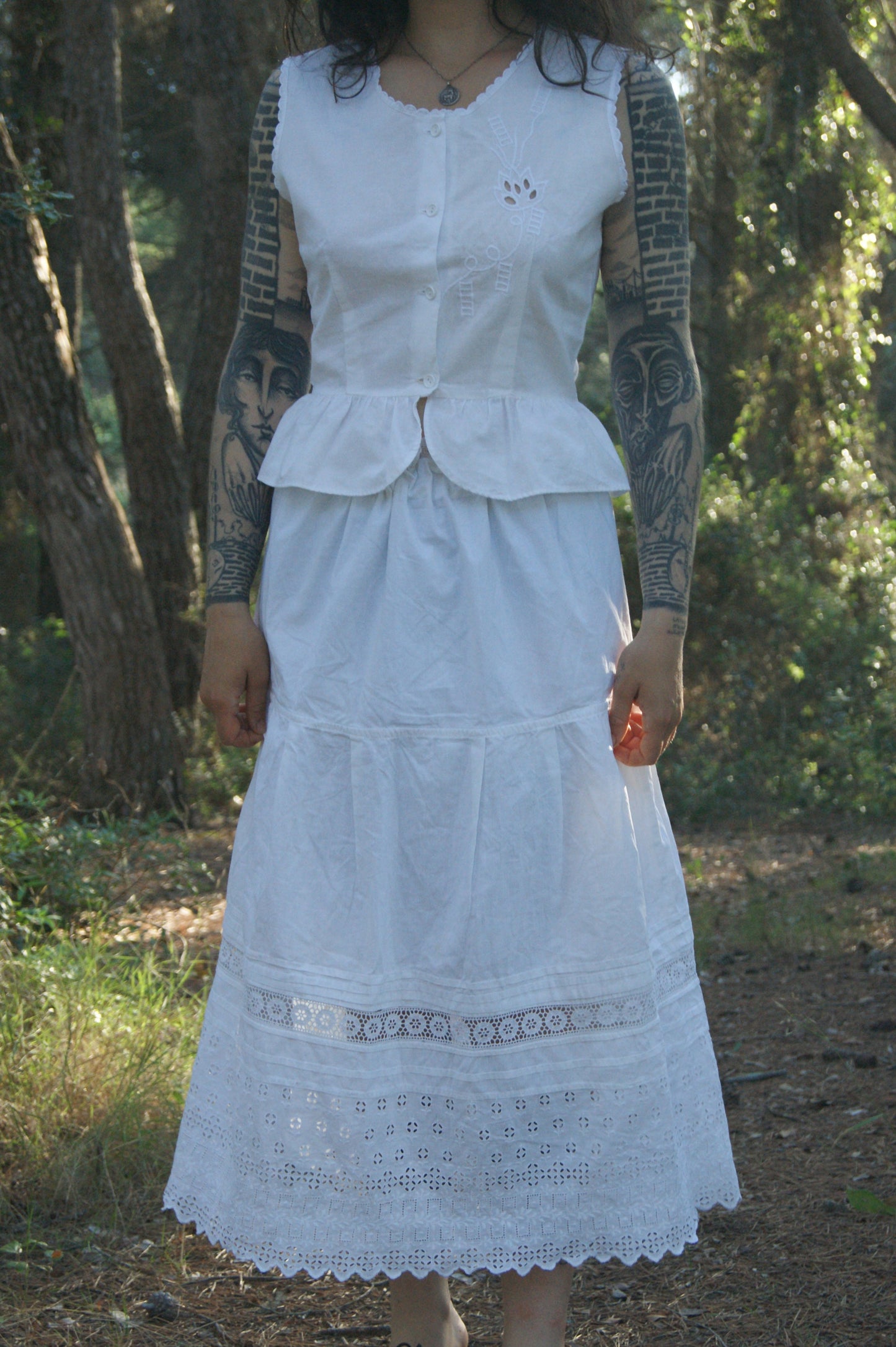 1960s White Cotton Sleeveless Blouse with Cutwork Embroidered Floral Motif - M