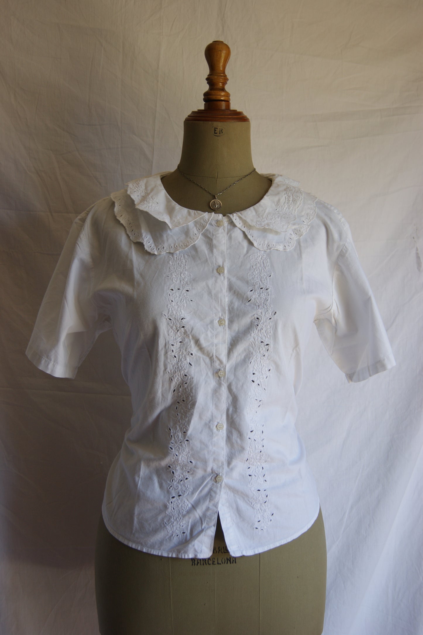 1980s White Eyelet Cotton Blouse with Scalloped Collar - M/L