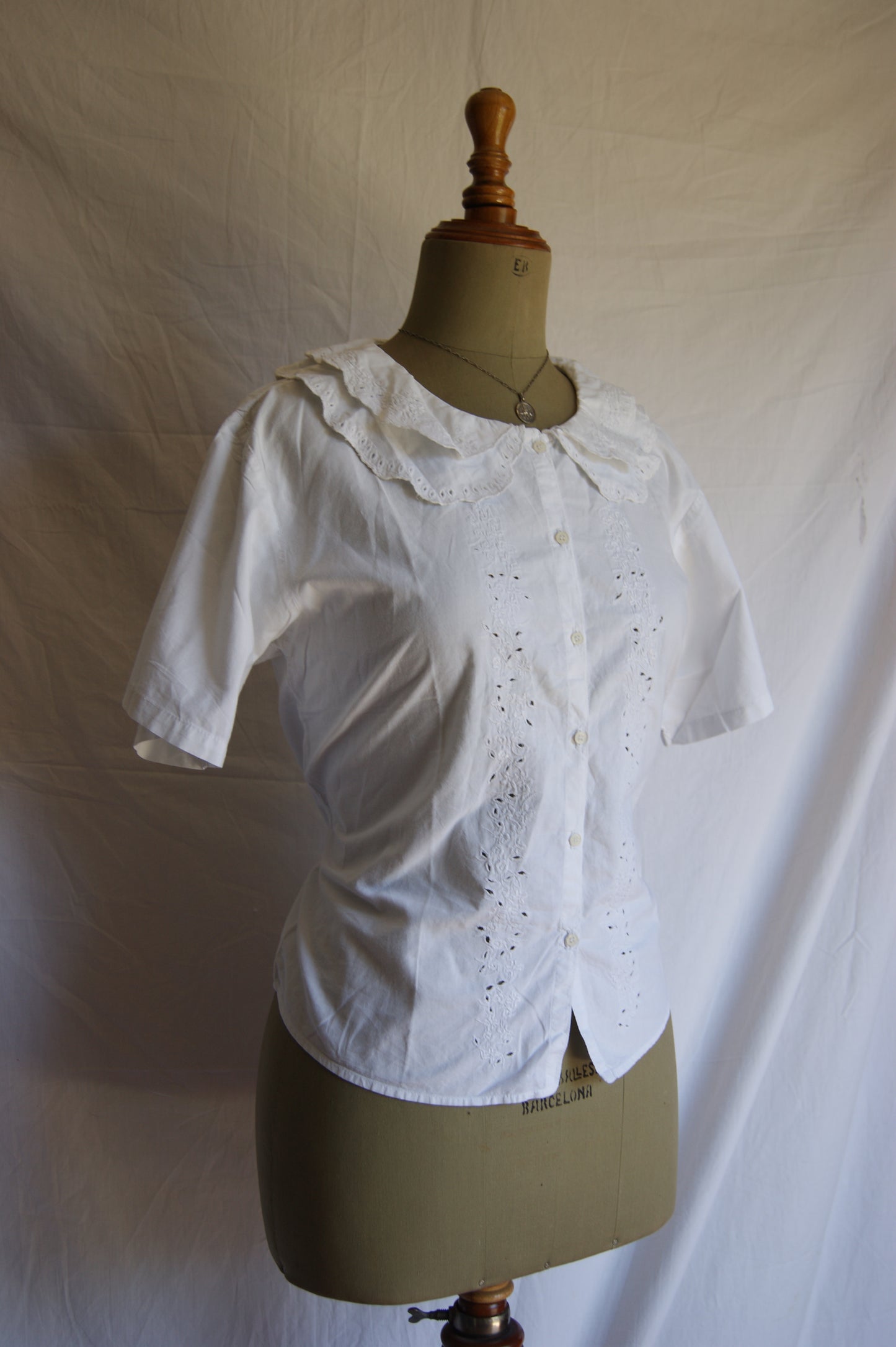 1980s White Eyelet Cotton Blouse with Scalloped Collar - M/L