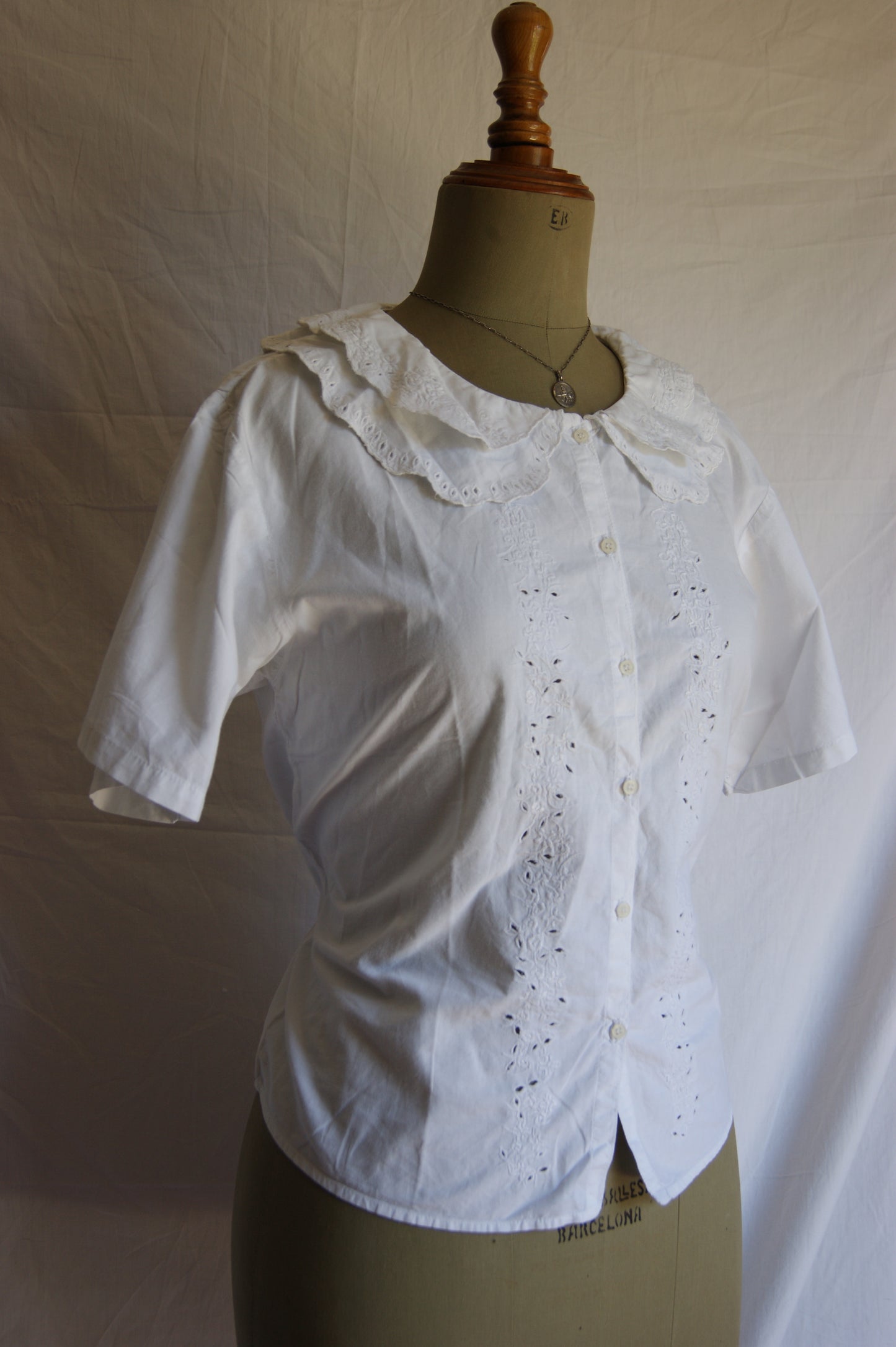 1980s White Eyelet Cotton Blouse with Scalloped Collar - M/L