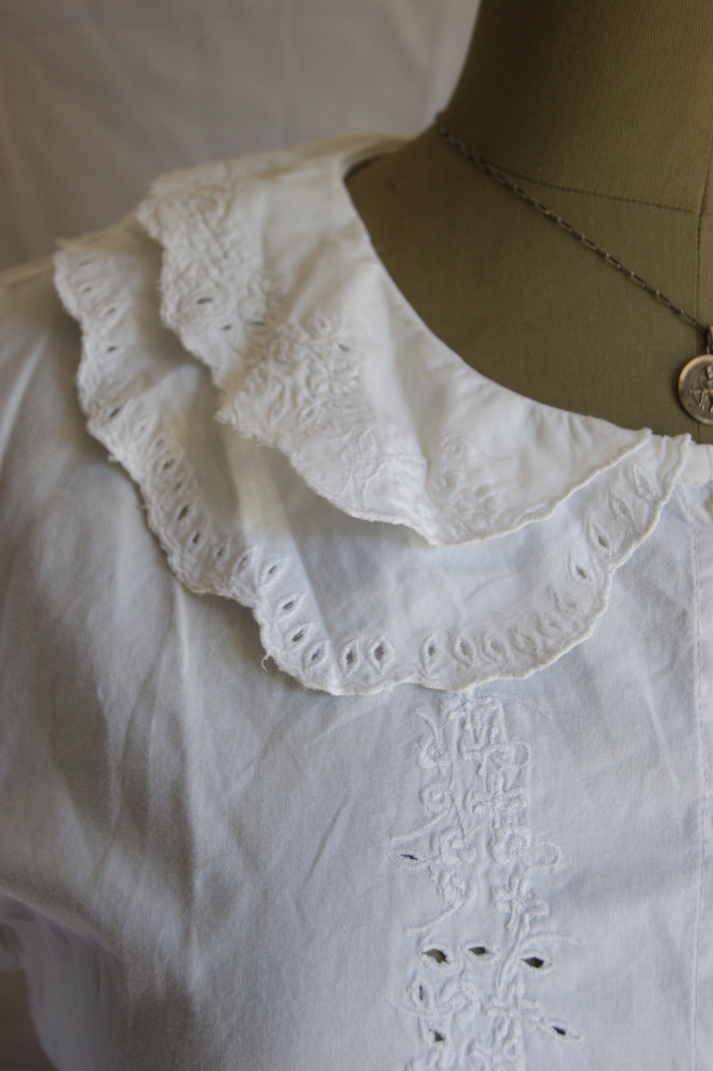 1980s White Eyelet Cotton Blouse with Scalloped Collar - M/L
