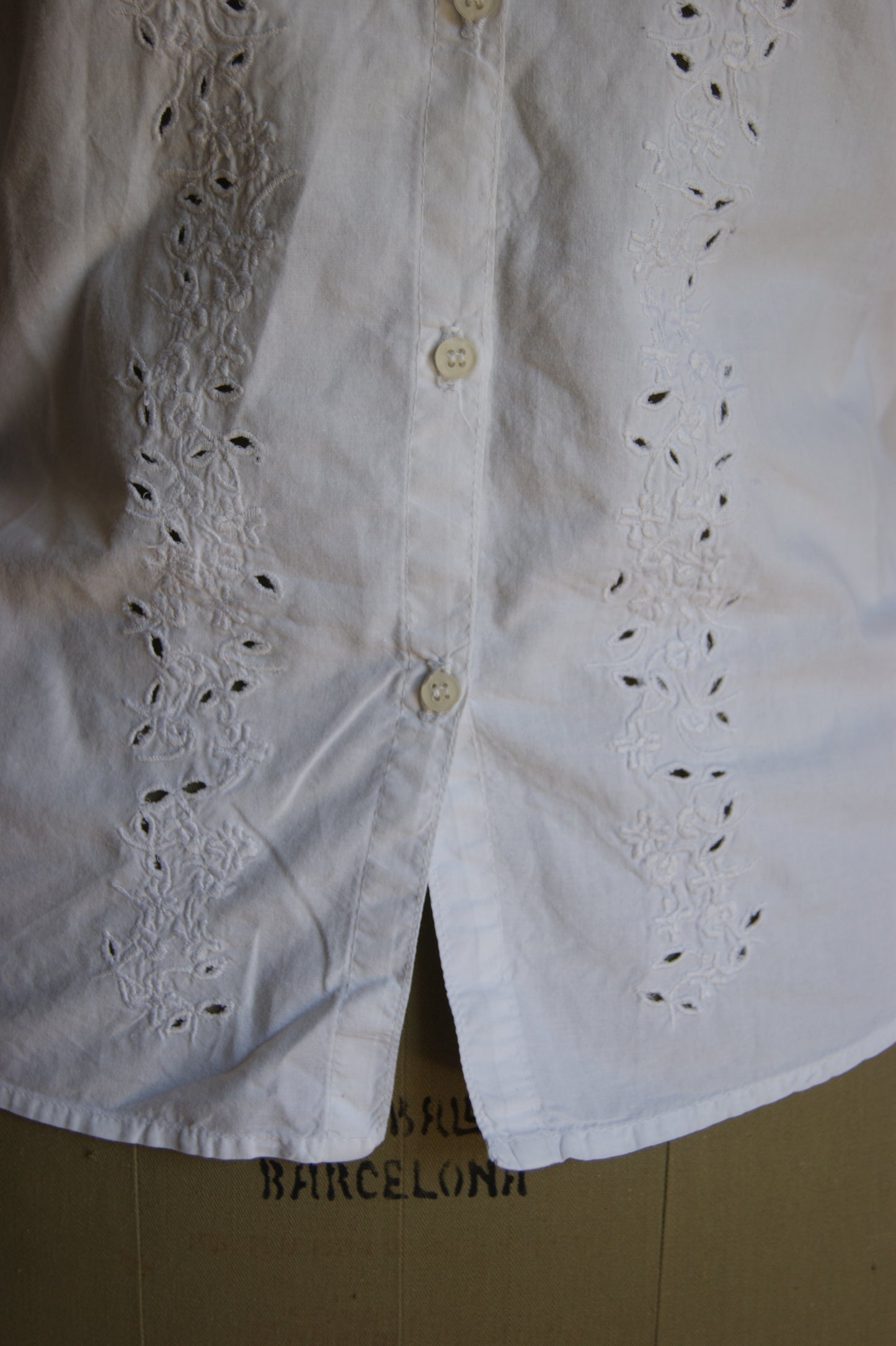 1980s White Eyelet Cotton Blouse with Scalloped Collar - M/L