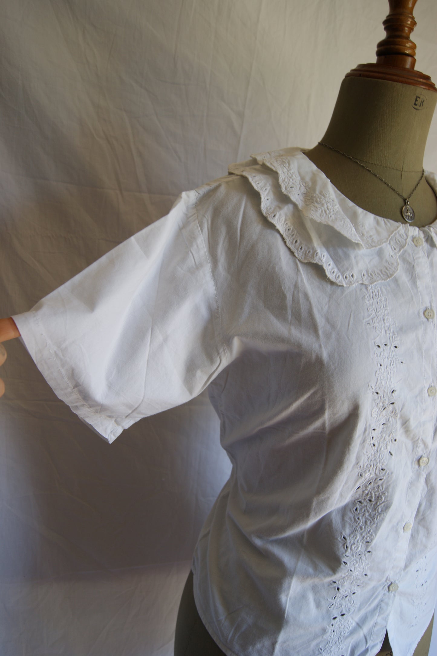1980s White Eyelet Cotton Blouse with Scalloped Collar - M/L