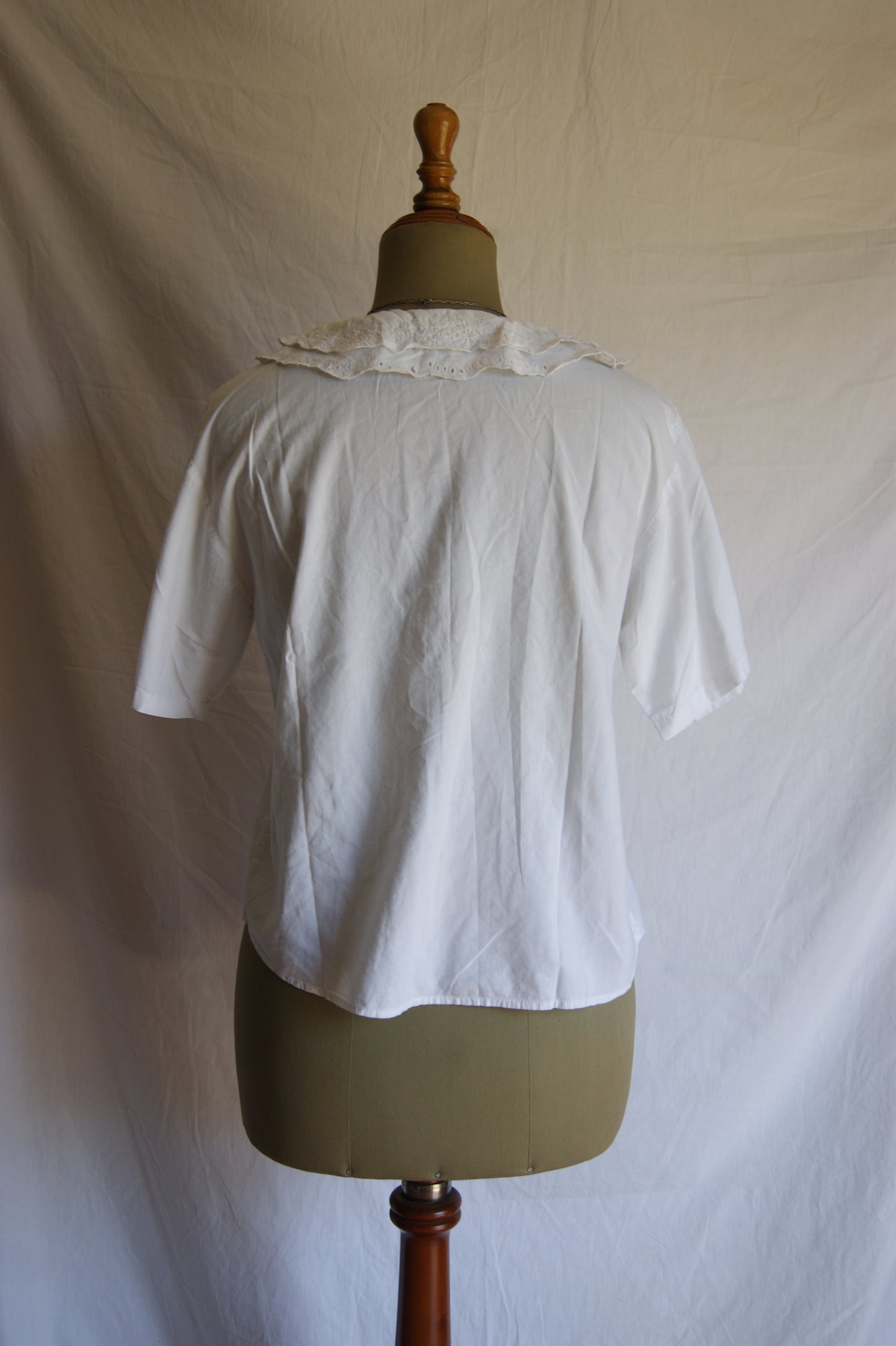 1980s White Eyelet Cotton Blouse with Scalloped Collar - M/L