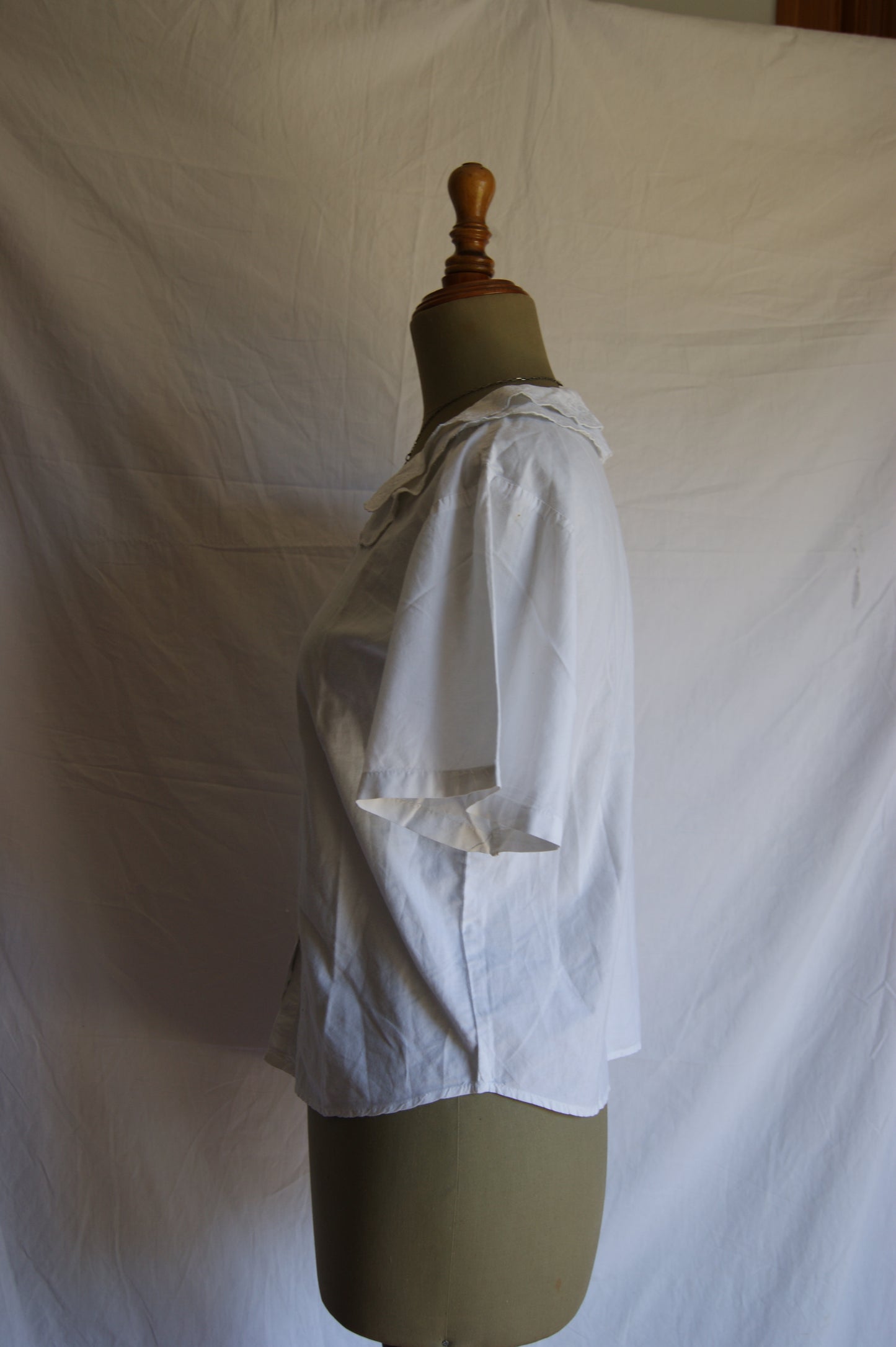 1980s White Eyelet Cotton Blouse with Scalloped Collar - M/L