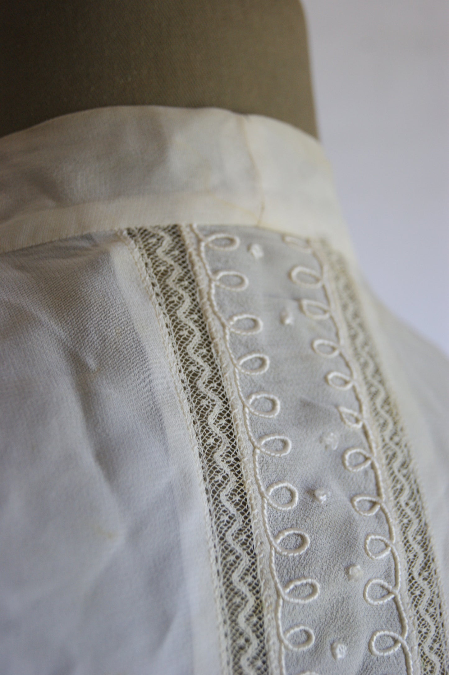 1970s Chevron Lace Victorian-Inspired Crop Blouse with Ribbon Tie - S/M