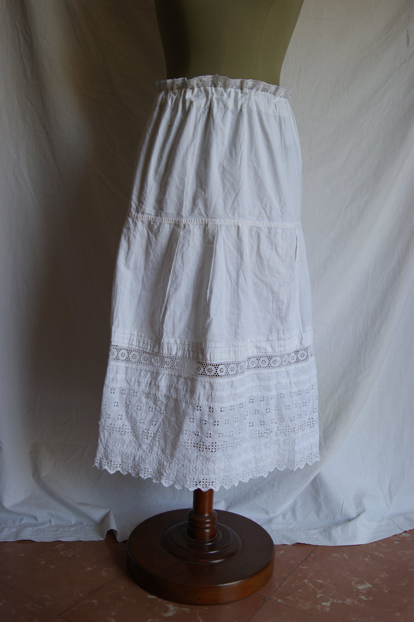1930s Hand-Crafted White Cotton Tiered Peasant Skirt with Eyelet Lace Hem - S/M