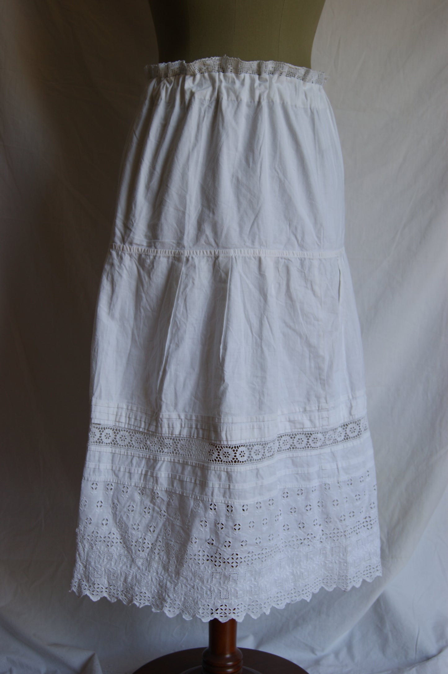 1930s Hand-Crafted White Cotton Tiered Peasant Skirt with Eyelet Lace Hem - S/M