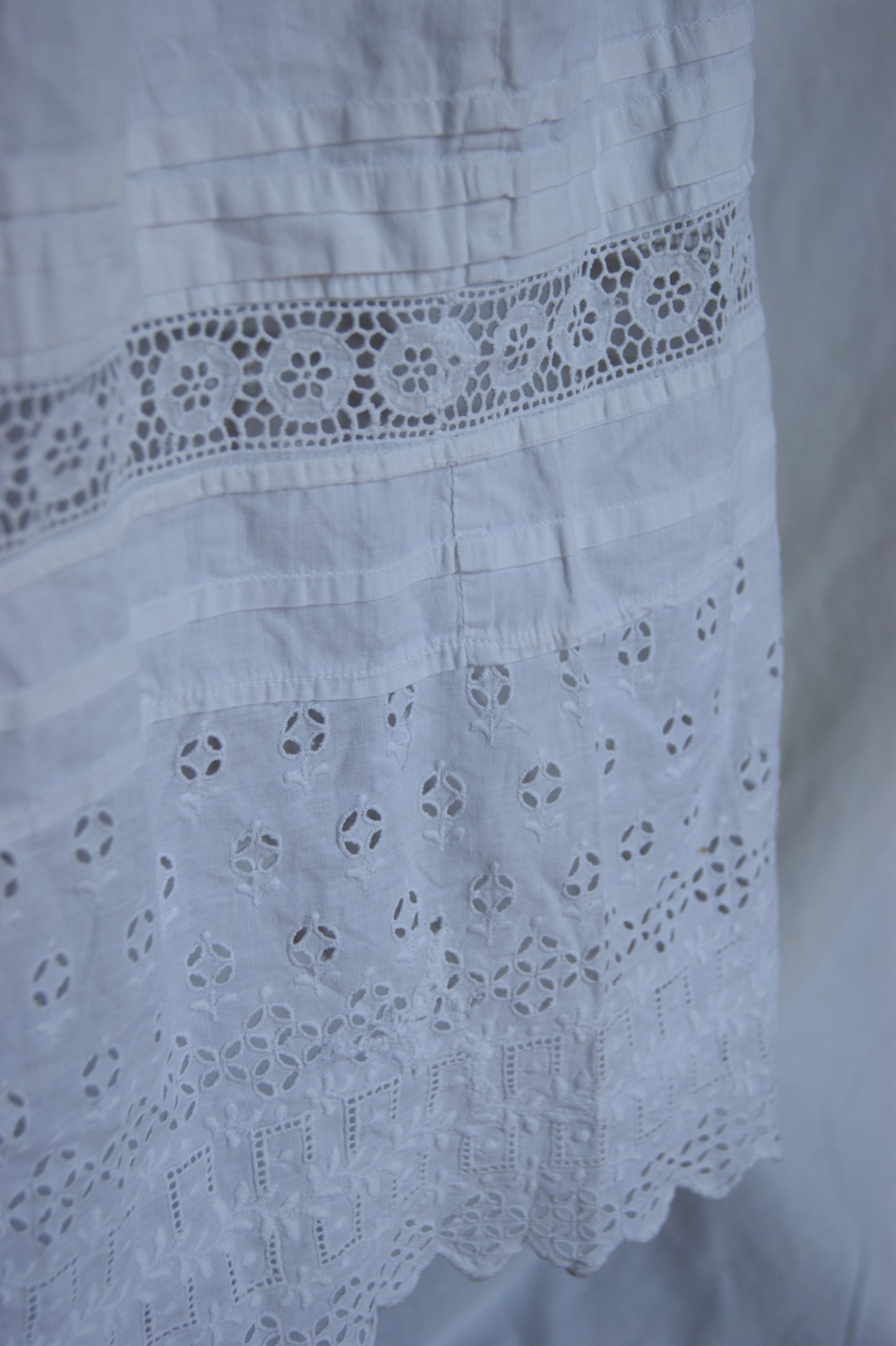 1930s Hand-Crafted White Cotton Tiered Peasant Skirt with Eyelet Lace Hem - S/M