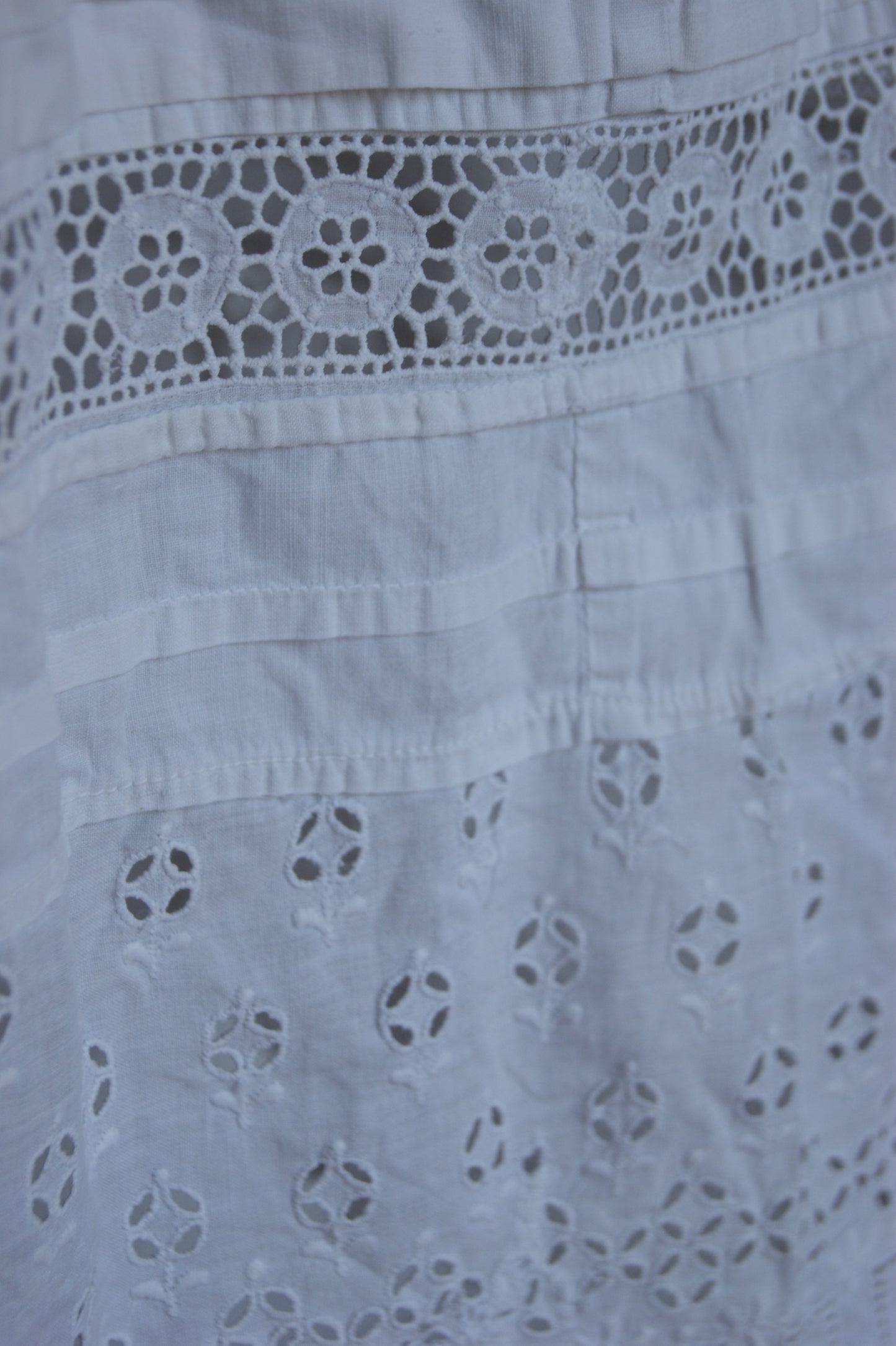 1930s Hand-Crafted White Cotton Tiered Peasant Skirt with Eyelet Lace Hem - S/M