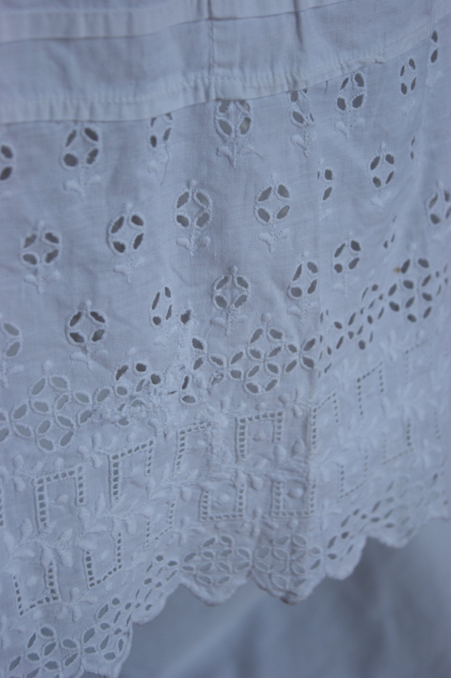 1930s Hand-Crafted White Cotton Tiered Peasant Skirt with Eyelet Lace Hem - S/M