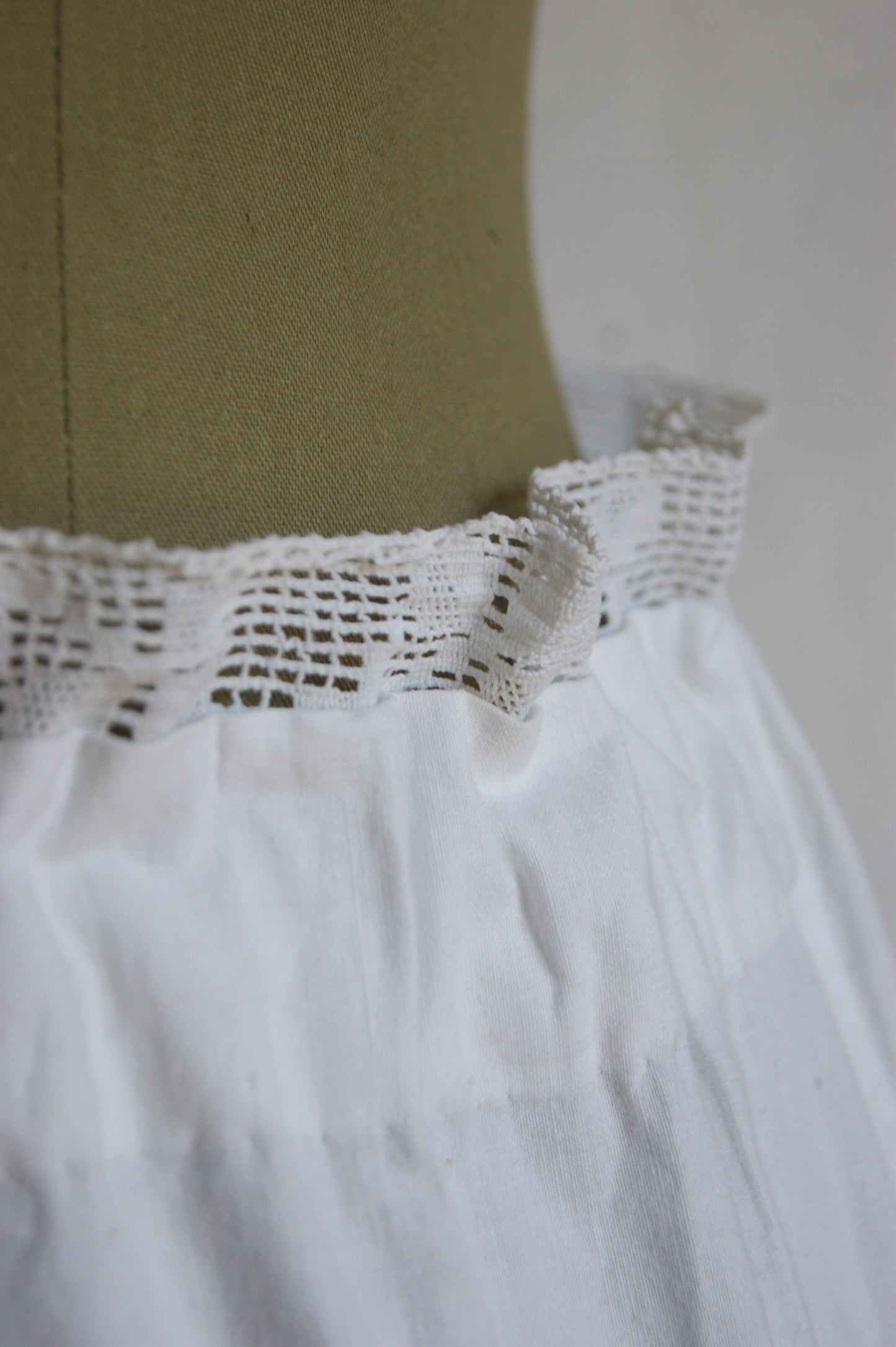 1930s Hand-Crafted White Cotton Tiered Peasant Skirt with Eyelet Lace Hem - S/M