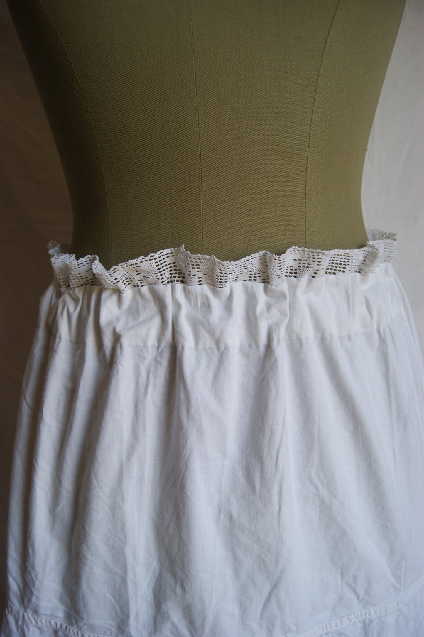 1930s Hand-Crafted White Cotton Tiered Peasant Skirt with Eyelet Lace Hem - S/M