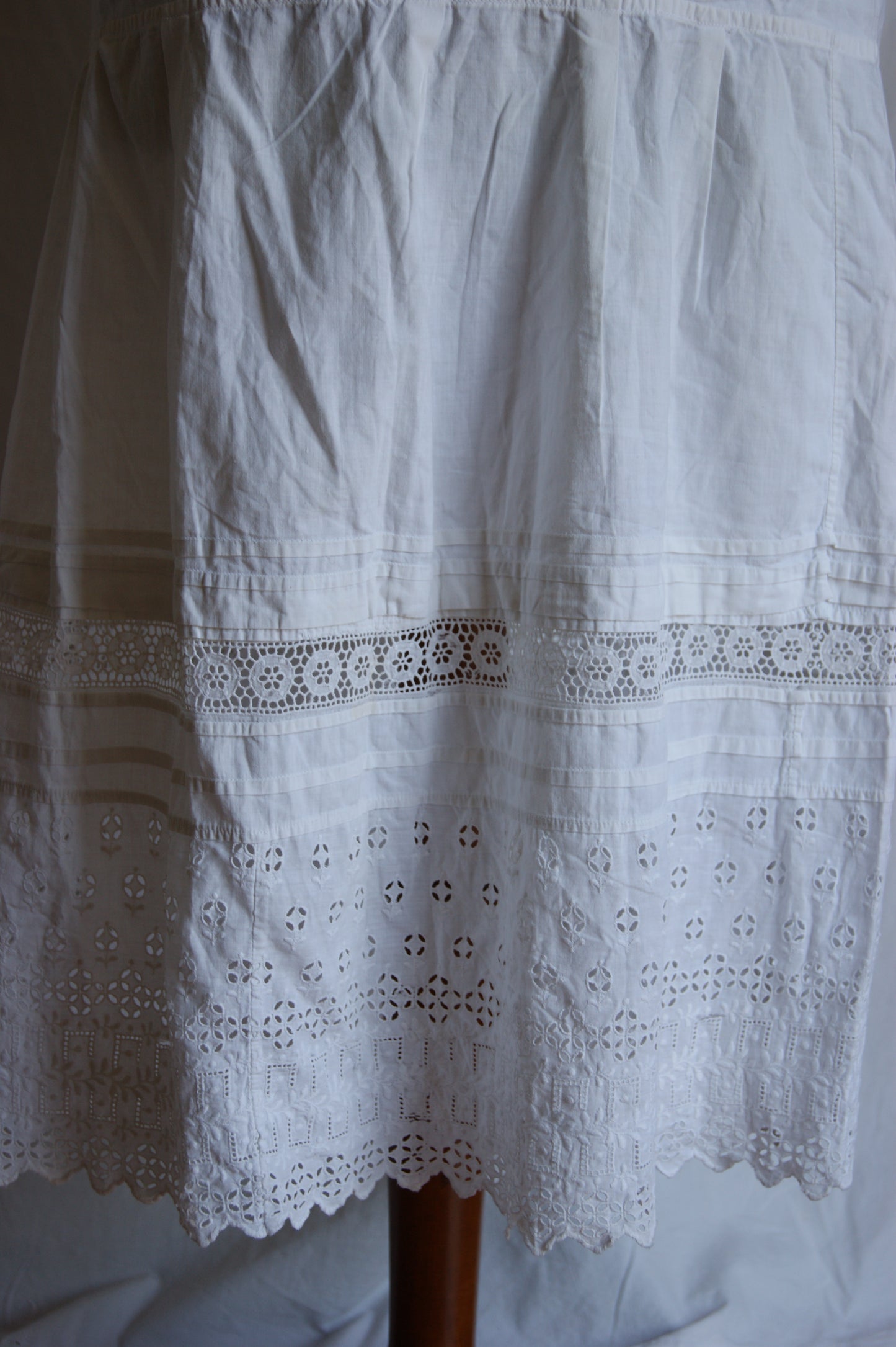 1930s Hand-Crafted White Cotton Tiered Peasant Skirt with Eyelet Lace Hem - S/M