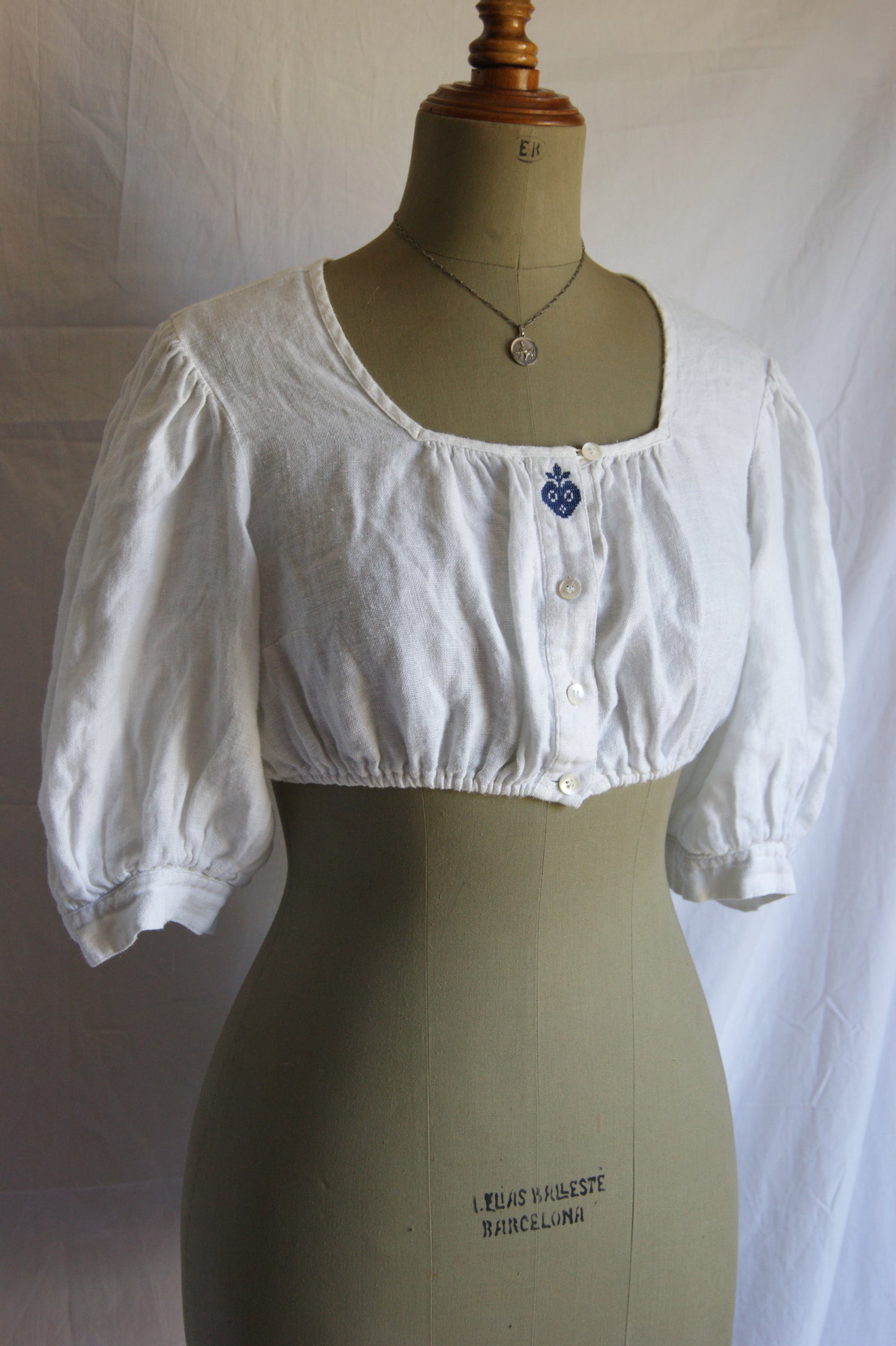 1970s Hand-Embroidered Folk Cotton Crop Blouse with Gathered Sleeves - S/M