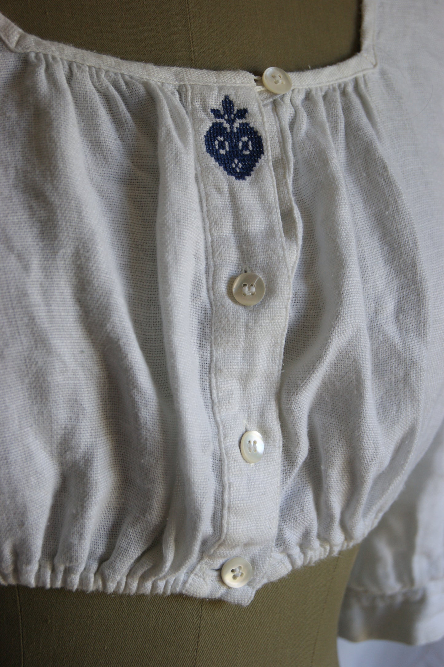 1970s Hand-Embroidered Folk Cotton Crop Blouse with Gathered Sleeves - S/M