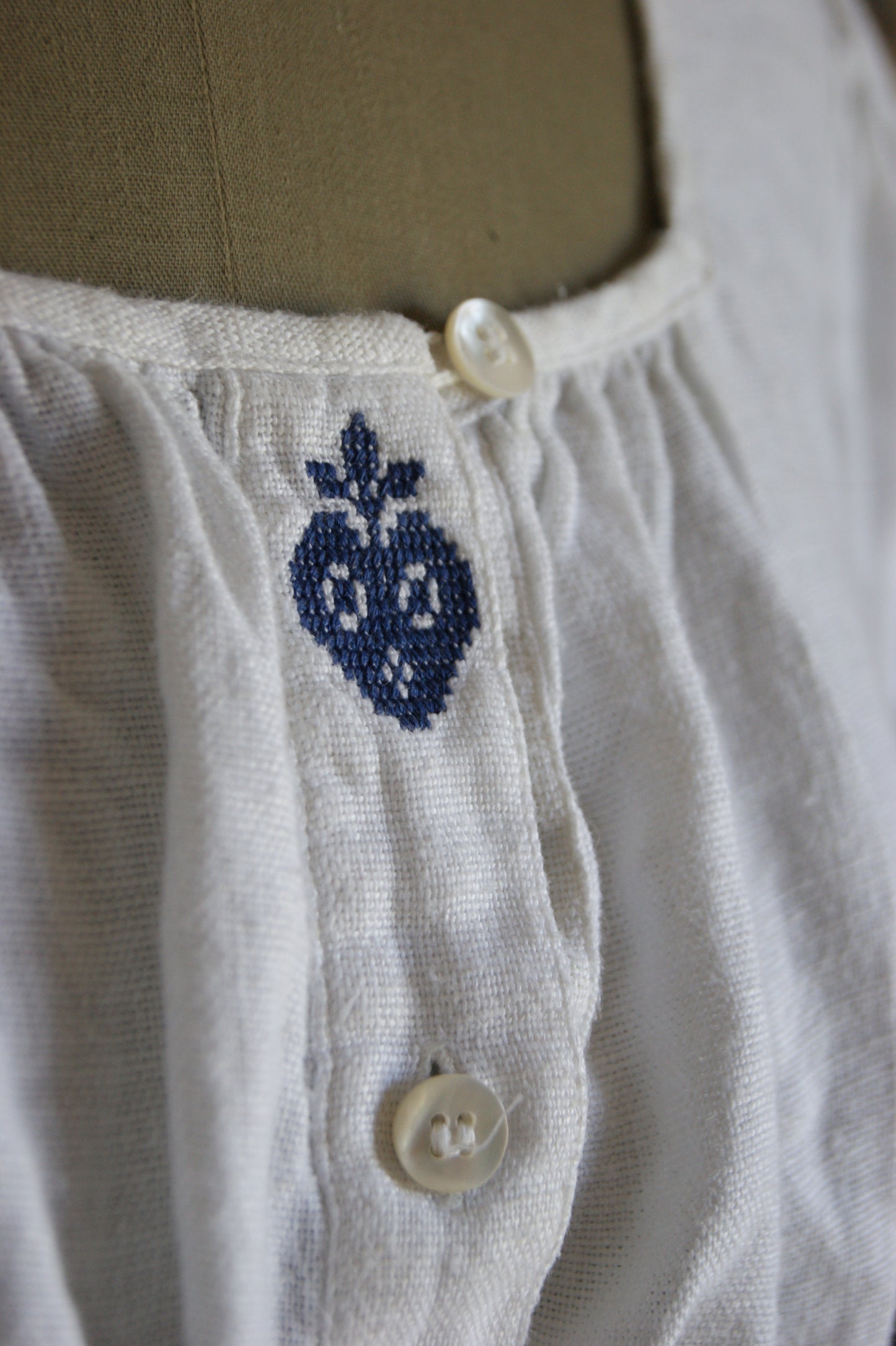1970s Hand-Embroidered Folk Cotton Crop Blouse with Gathered Sleeves - S/M
