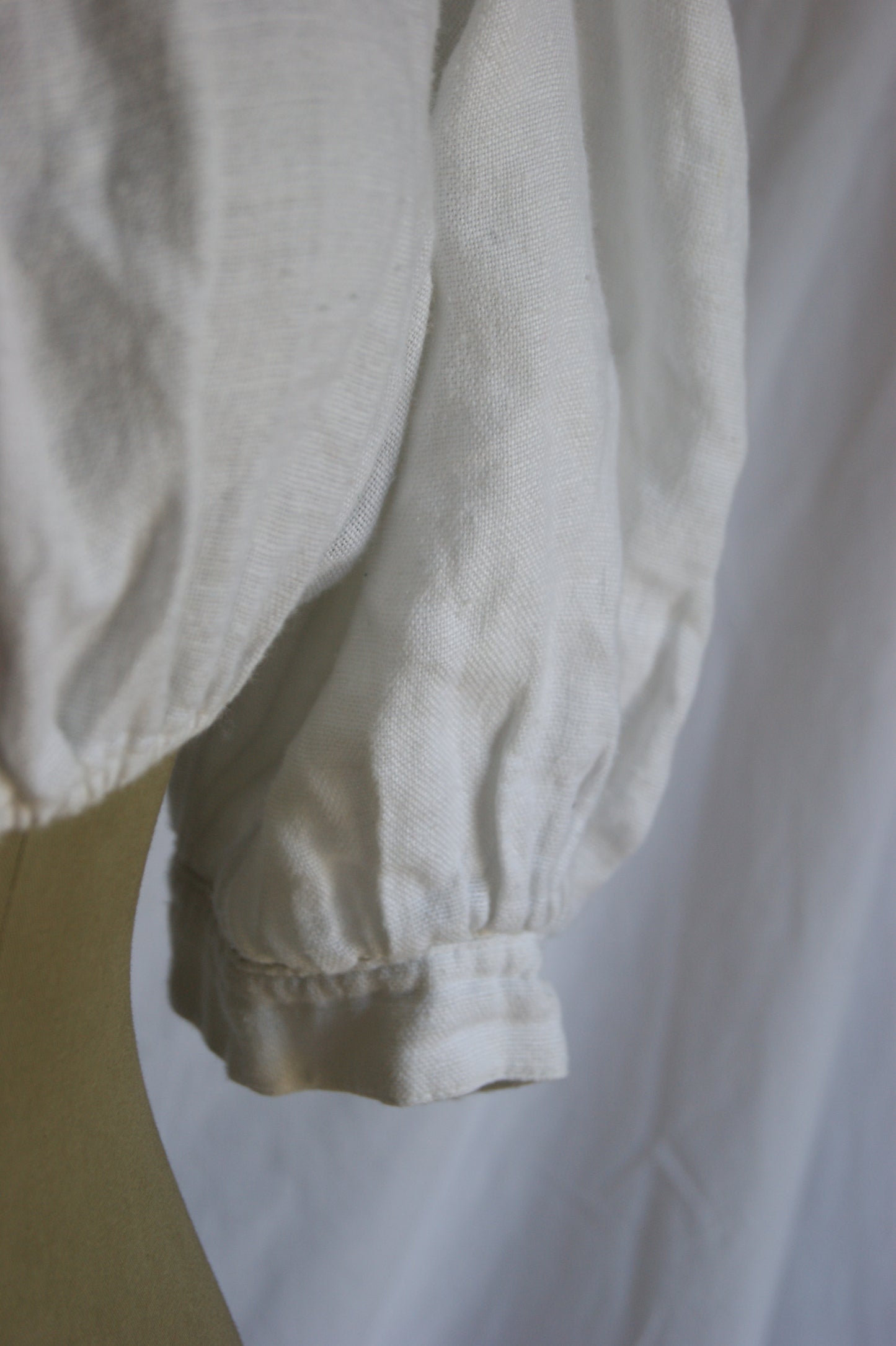 1970s Hand-Embroidered Folk Cotton Crop Blouse with Gathered Sleeves - S/M