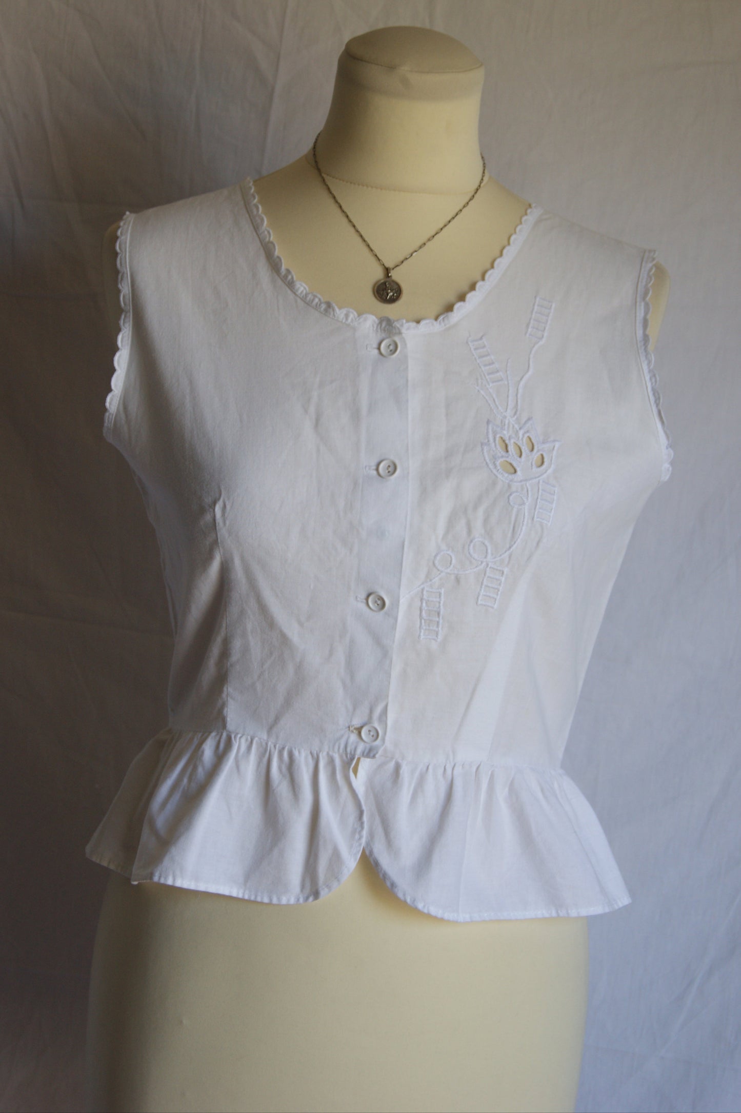 1960s White Cotton Sleeveless Blouse with Cutwork Embroidered Floral Motif - M