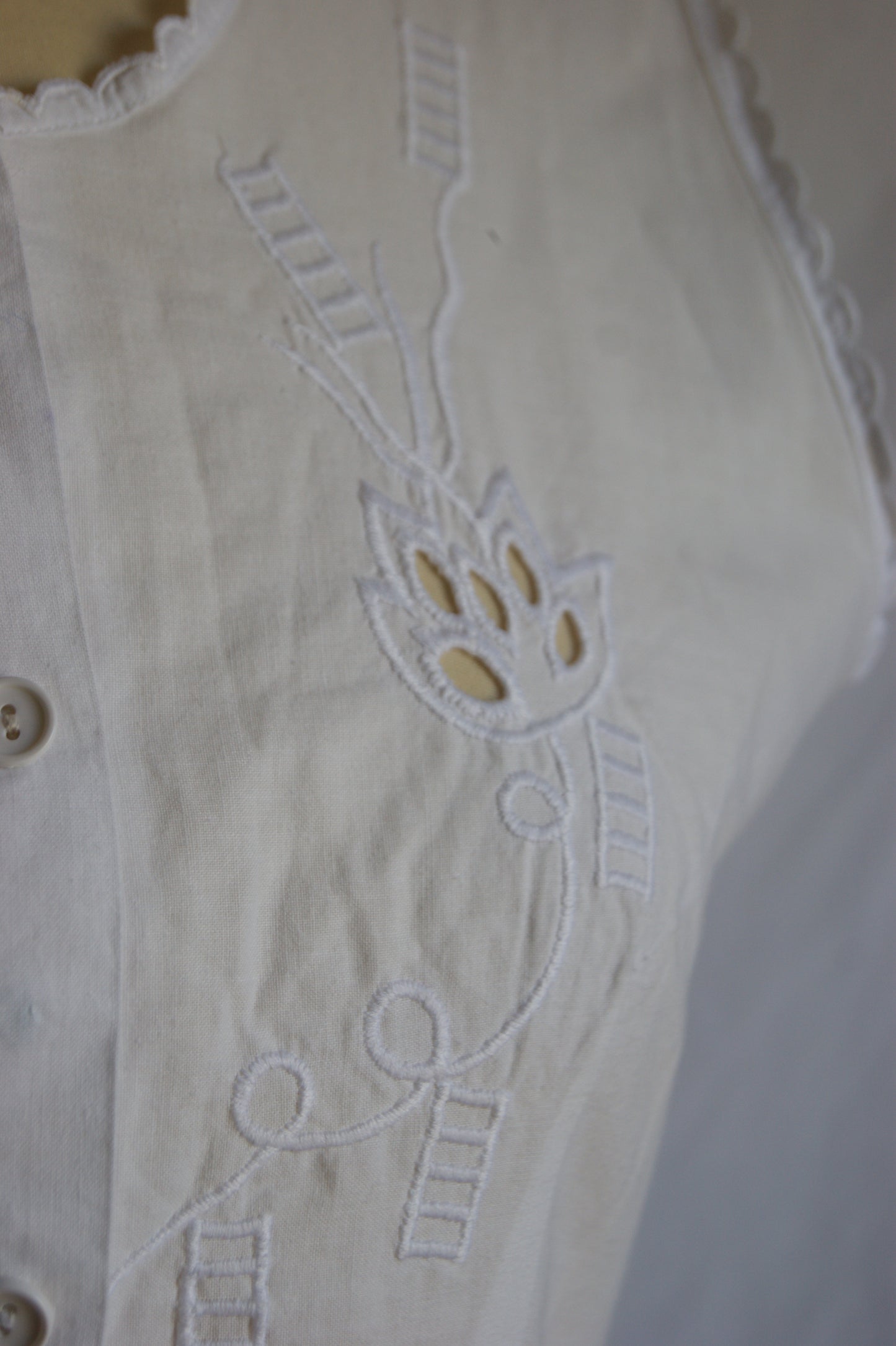 1960s White Cotton Sleeveless Blouse with Cutwork Embroidered Floral Motif - M