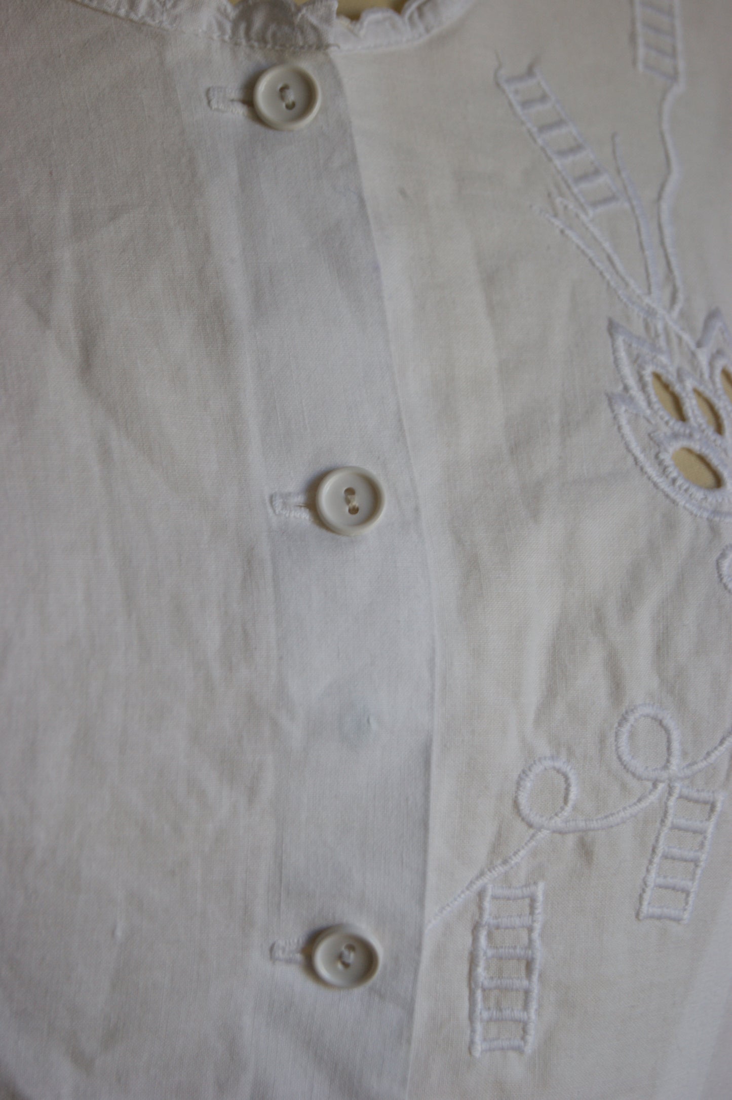 1960s White Cotton Sleeveless Blouse with Cutwork Embroidered Floral Motif - M