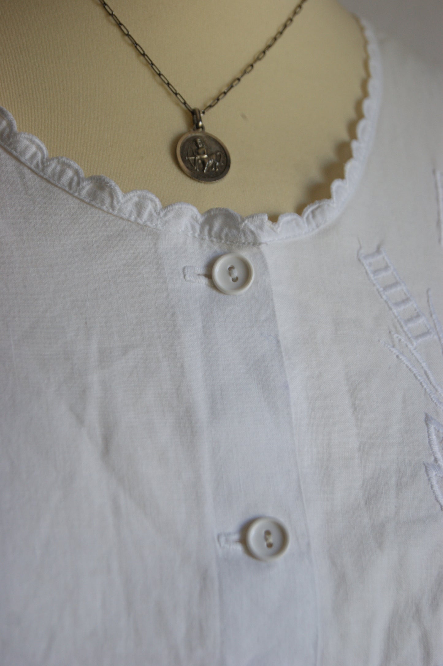 1960s White Cotton Sleeveless Blouse with Cutwork Embroidered Floral Motif - M