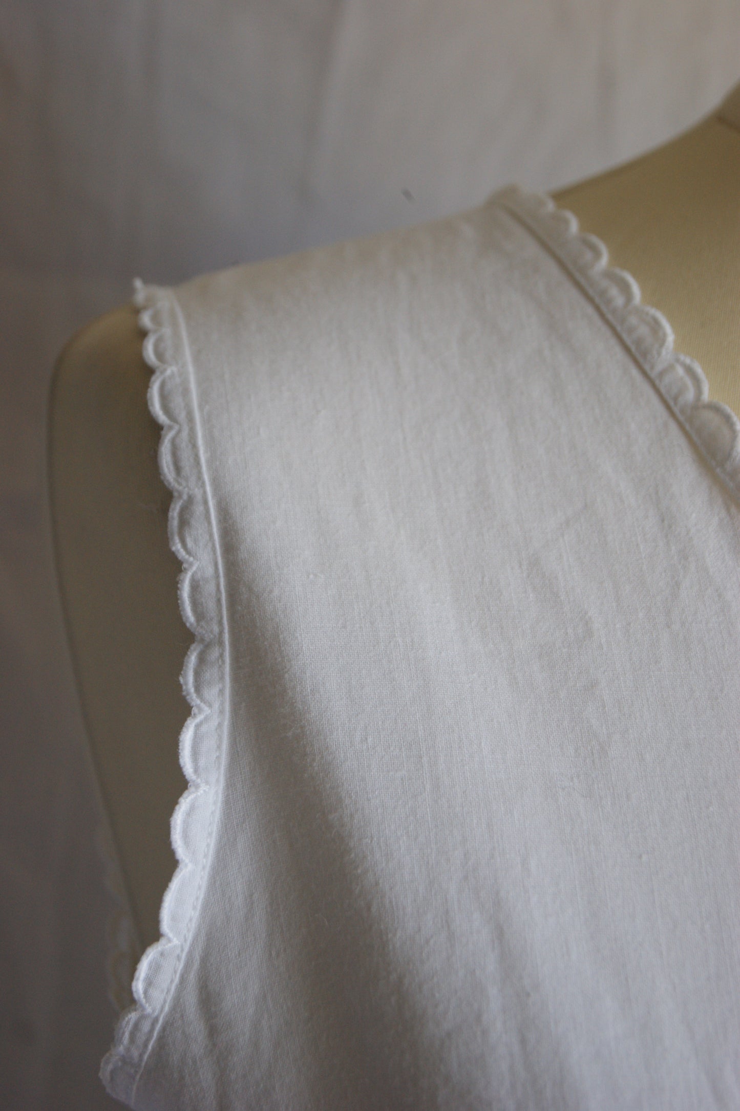 1960s White Cotton Sleeveless Blouse with Cutwork Embroidered Floral Motif - M