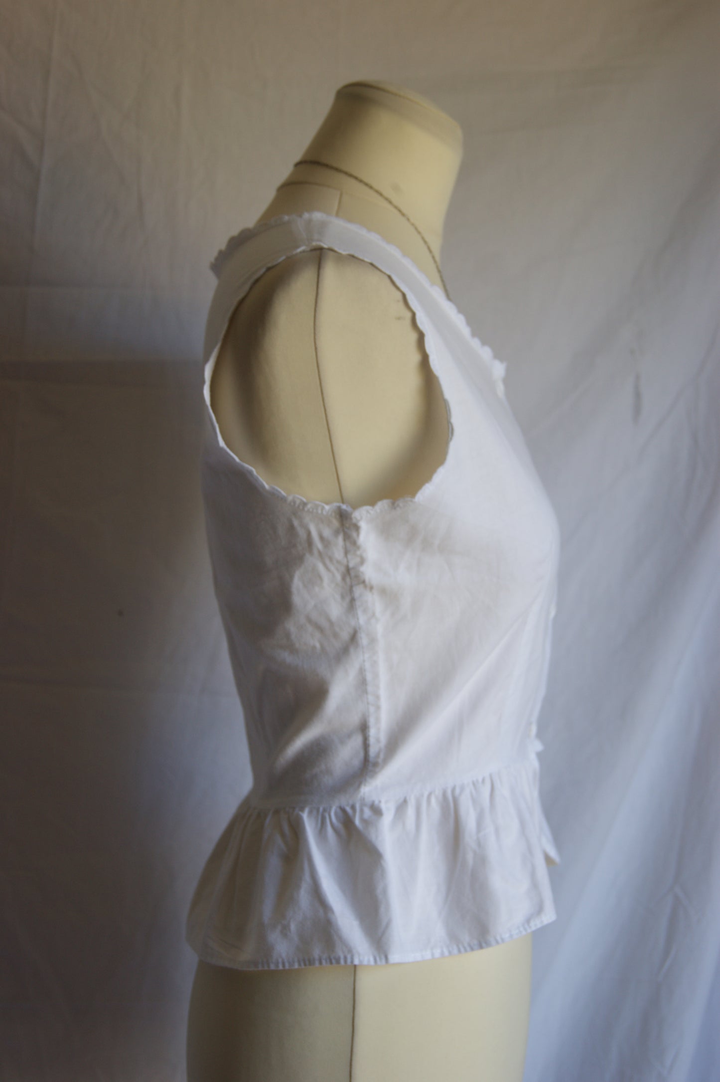 1960s White Cotton Sleeveless Blouse with Cutwork Embroidered Floral Motif - M