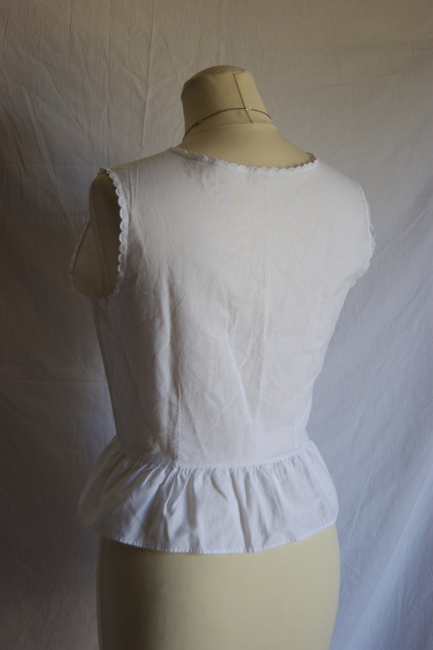 1960s White Cotton Sleeveless Blouse with Cutwork Embroidered Floral Motif - M