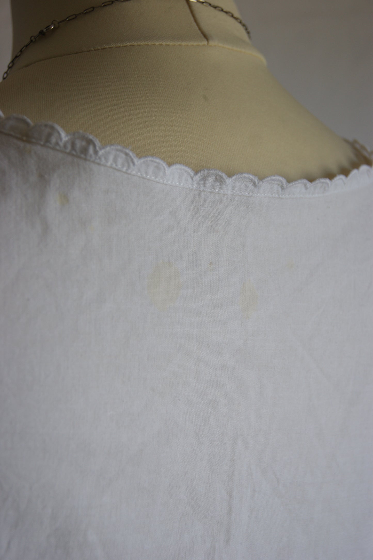 1960s White Cotton Sleeveless Blouse with Cutwork Embroidered Floral Motif - M