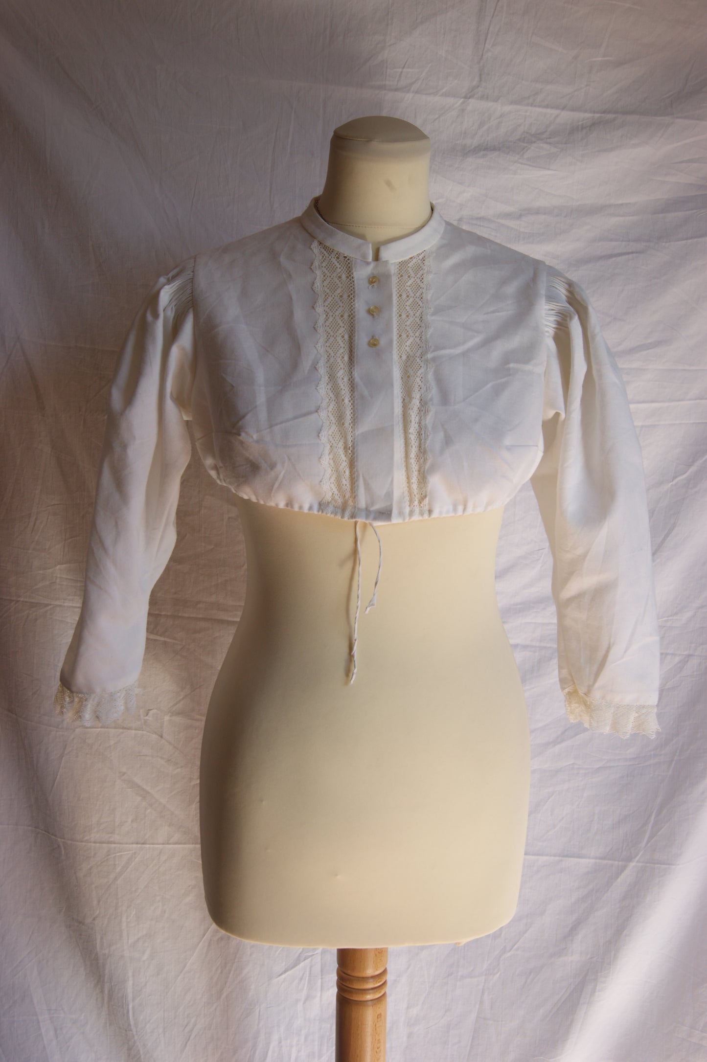 1890s Hand-Crafted Cotton Victorian Crop Blouse with Intricate Lace Trim - S