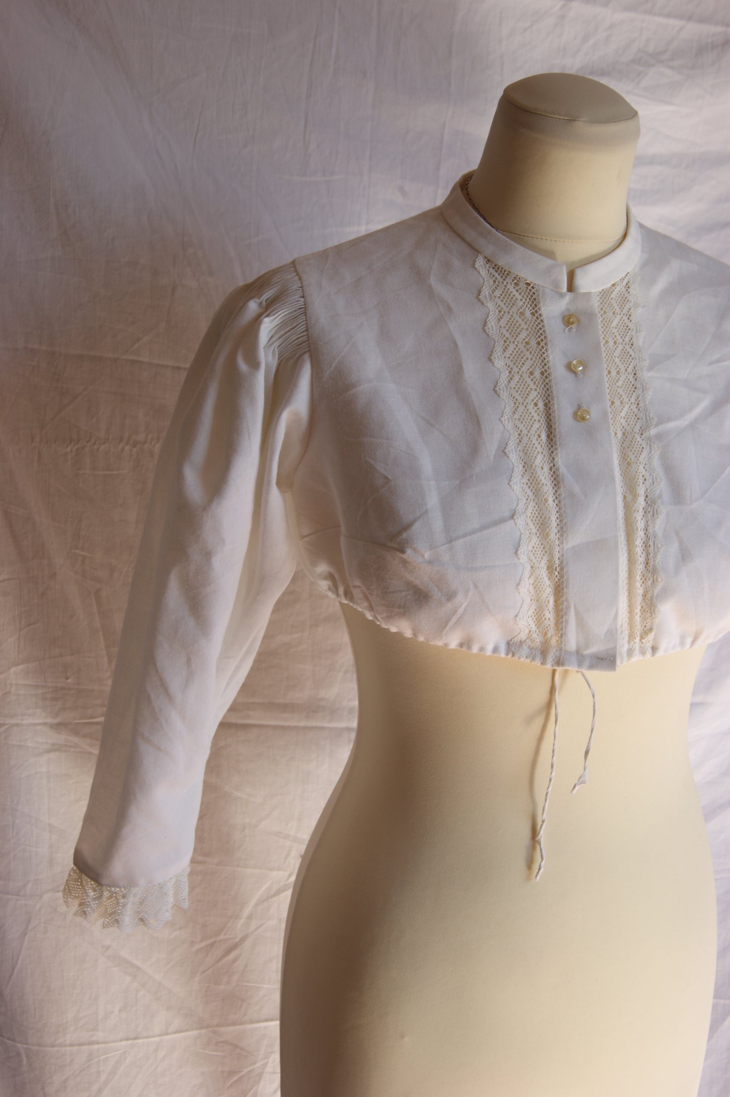 1890s Hand-Crafted Cotton Victorian Crop Blouse with Intricate Lace Trim - S