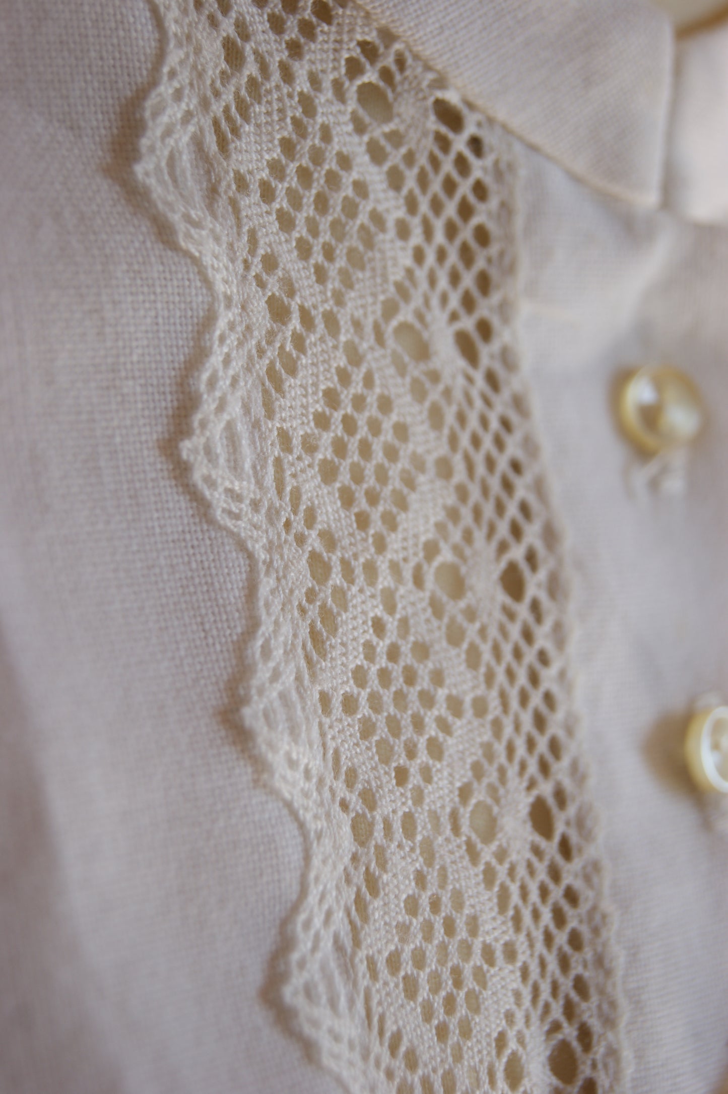 1890s Hand-Crafted Cotton Victorian Crop Blouse with Intricate Lace Trim - S