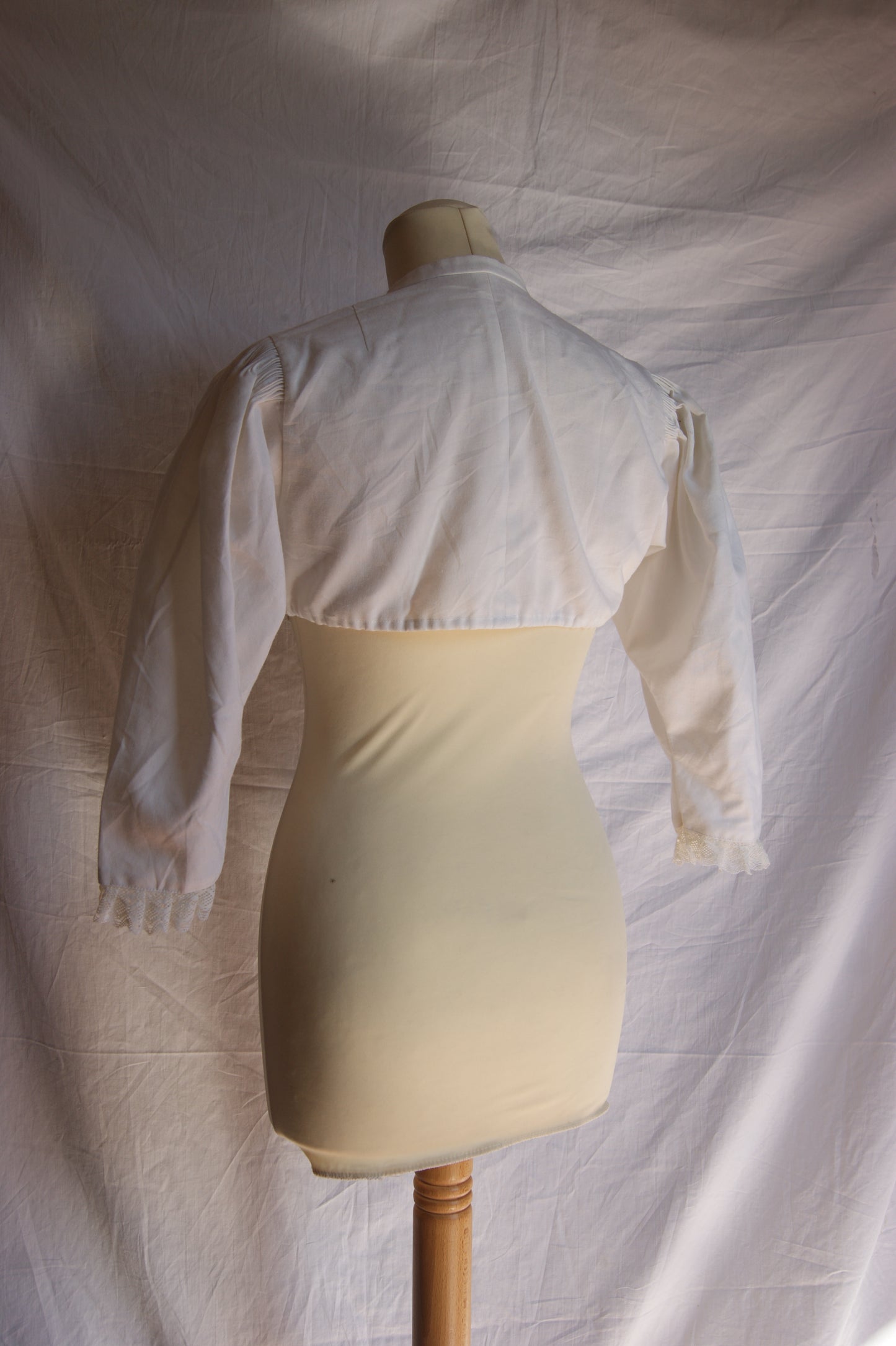 1890s Hand-Crafted Cotton Victorian Crop Blouse with Intricate Lace Trim - S